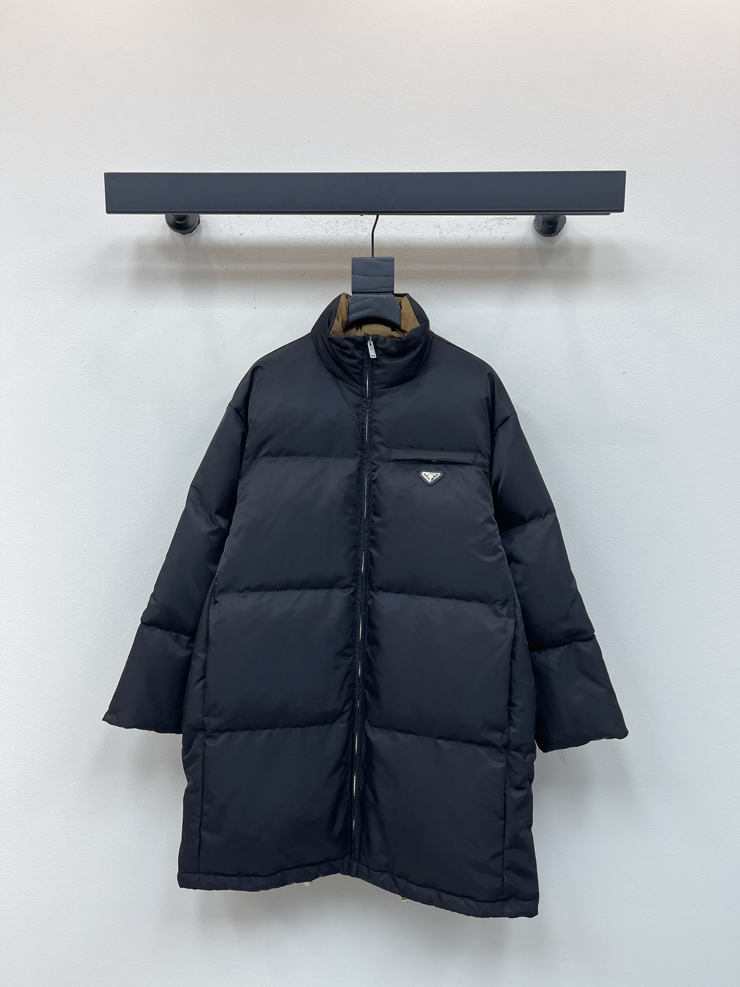 NO:565657,Comes with dust bag Prad*25 early autumn new stand-collar long down jacket. Customized YB windproof and waterproof nylon material, white goose down filling interior, the whole piece is solid and warm, zipper large-capacity pocket version, threaded elastic for more warmth, rectangular embossed pattern  The stand-up collar design is windproof and cold-proof, and the iconic triangular metal logo on the chest is used as decoration, which runs through the brand concept, integrating warmth and fashion, getting rid of the traditional bloated feeling, and the inner and outer layers have contrasting colors to break the rigidity. It is the first choice for layering in autumn and winter. Filling standard: 90 velvet national standard  Filling: white goose down high version SML, prada, jackets & coats, down jacket, alexander wang19860909配防尘袋Prad*25早秋新款立领长款羽绒外套.定制YB防风防水尼龙材质,白鹅绒填充内里,整件扎实保暖,拉链大容量口袋版型,螺纹弹力松紧更保暖,长方格压纹立领设计防风御寒,胸前标志性三角金属标作为装饰,贯穿品牌理念,集保暖与时髦一体,摆脱传统臃肿感,内里与外层撞色打破死板,秋冬叠穿首选.充绒标准:国标90绒 充绒物:白鹅绒 高版本 SML,,prada,jackets & coats,down jacket,alexander wang,Women's clothing