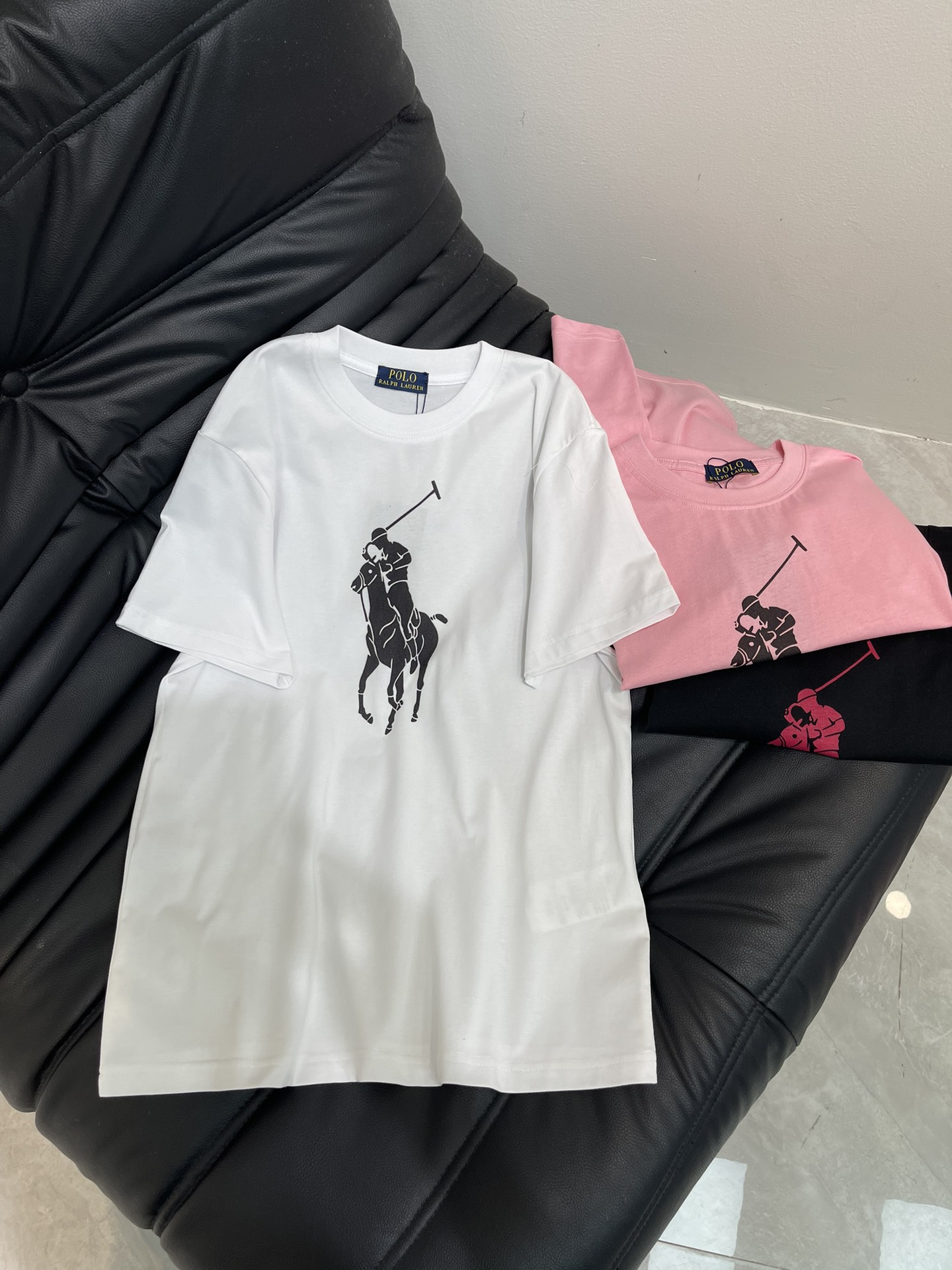 NO:568597,Ralph Laure*Raff*'s new polo digital direct-injection war horse print round-neck short-sleeved T-shirt. Imported pure cotton fabric, classic version, loose and versatile. It highlights the youthful vitality of age reduction and is recommended for daily leisure. SML,, loro piana, T-shirt, tees, t-shirt, alexander wang19860909Ralph Laure*拉夫*新款polo数码直喷战马印花圆领短袖T恤.进口纯棉面料,经典版型宽松百搭不挑人.彰显减龄青春活力气息,日常休闲推荐.SML,,loro piana,T-shirt,tees，t-shirt,alexander wang,Women's clothing