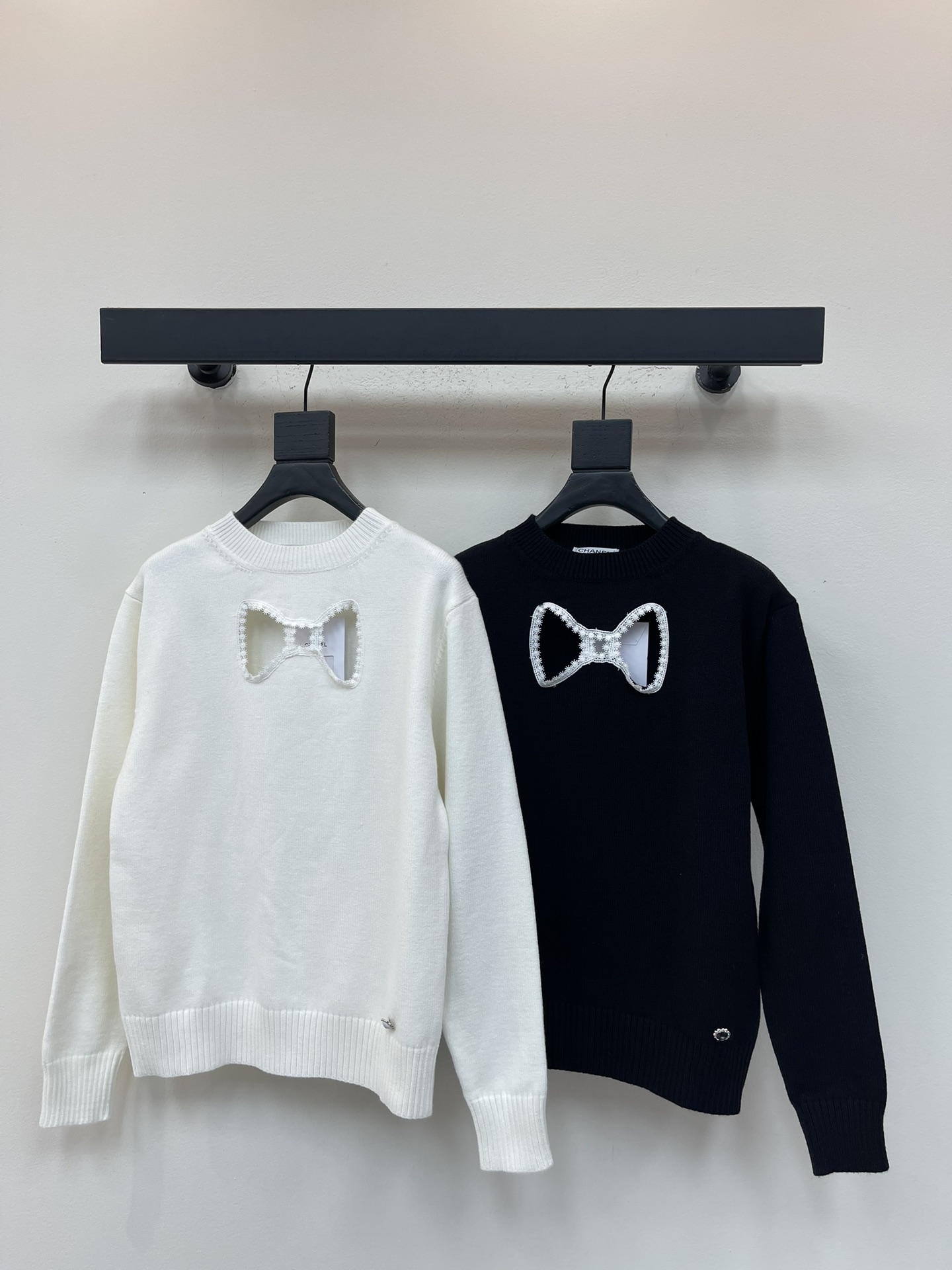 NO:564799,CHANE*25 early autumn new style knitted long-sleeved top with hollow bow on the chest. Customized wool material, skin-friendly and delicate, stretchy and comfortable, round neck long-sleeved cut, hollow bow design on the chest, adding cuteness and age reduction, regular fit, modifying the figure, wearing a girly style, good for daily commuting and dating!  SML,,chanel,alexander wang19860909CHANE*25早秋新款胸口镂空蝴蝶结针织长袖上衣.定制羊毛材质 亲肤细腻 弹力舒适 圆领长袖裁剪 胸前镂空蝴蝶结设计 增添可爱俏皮减龄 常规版型 修饰身材 穿搭气质少女感十足 日常通勤约会都好！SML,,chanel,alexander wang,Women's clothing