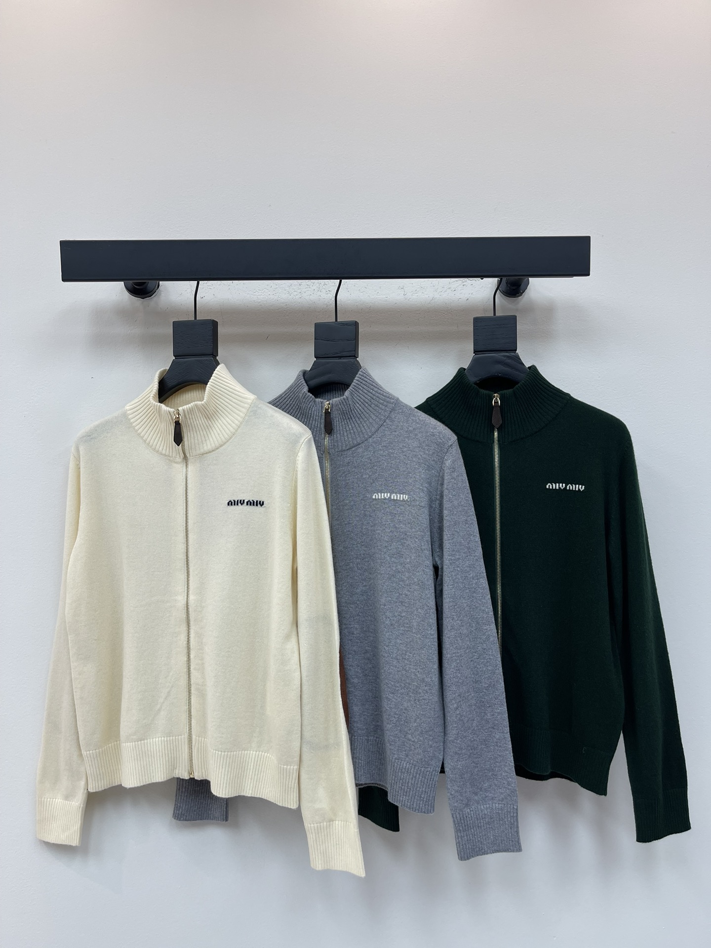 NO:564794,MiuMi*25 new early autumn stand collar zipper long-sleeved knitted cardigan!  Customized wool yarn weaving, high-end texture, comfortable and soft, knitted cardigan tailoring, stand-up collar for warmth and design, fine knitted texture all over, matching the shoulder shape, making it easy to look slimming, highlighting the full details and texture, letter logo on the chest, exquisite and stylish, versatile autumn and winter wear, college temperament, versatile style, regular fit, tolerant of body shape, fashionable and casual!  SML,,miumiu,alexander wang19860909MiuMi*25早秋新款立领拉链长袖针织开衫！定制羊毛纱线织造 质感高级 舒适柔软 针织开衫剪裁 立领领口更保暖有设计感 通体细密针织肌理 配合正肩版型 轻松显瘦 突出满分细节质感 胸前字母徽标 精致有格调 百搭秋冬穿搭学院气质 风格百搭 常规版型 包容身形 穿搭时髦休闲！SML,,miumiu,alexander wang,Women's clothing