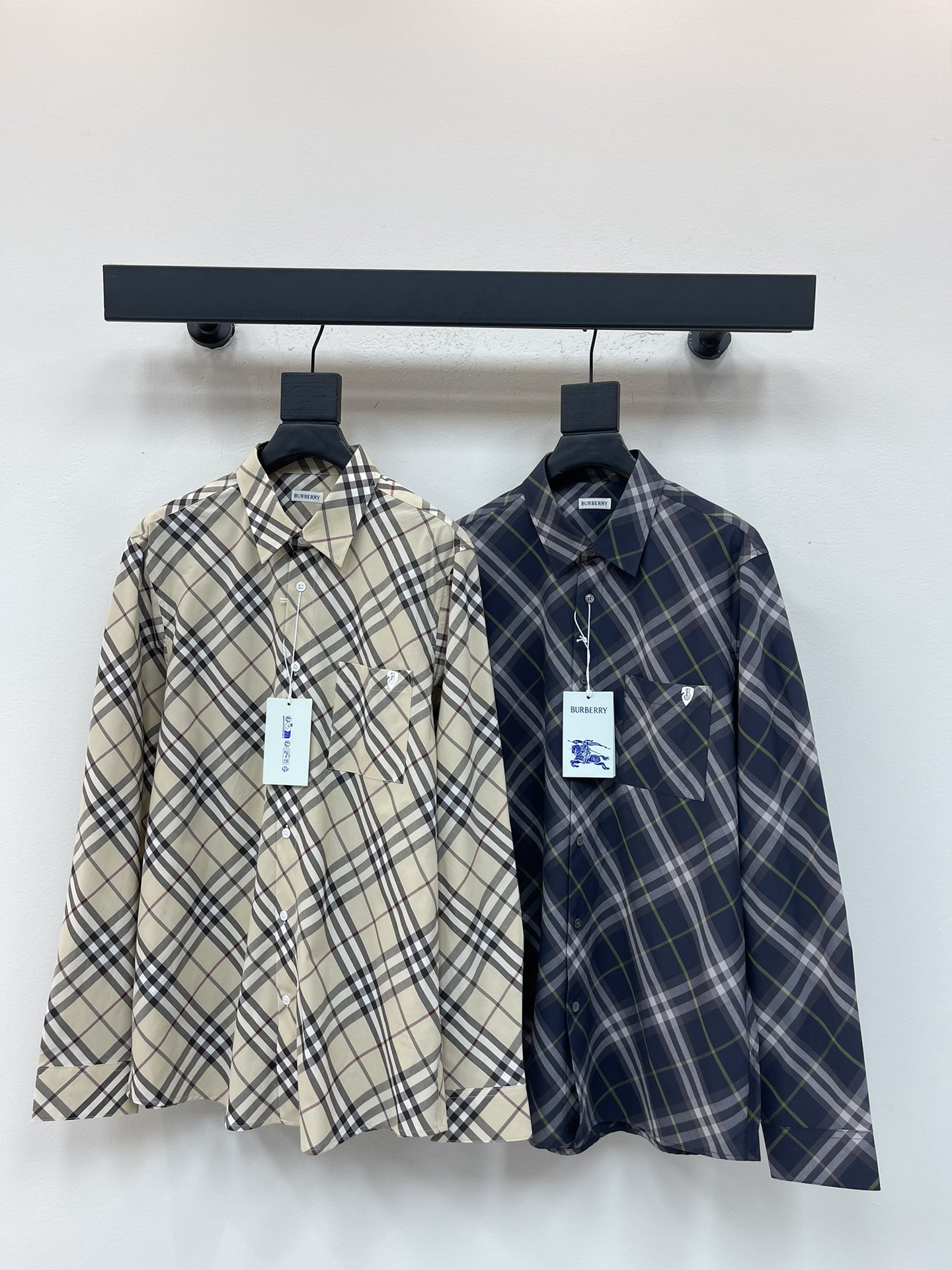 NO:568626,BURBERR*25's latest autumn and winter series Vintage twill plaid shirt. New color matching and iconic plaid, super popular retro British style, a must-have for plaid lovers!  Super popular plaid. It is made of cotton fabric and has a looser casual version. It is one of the essential items whether used as outer wear or as a base layer. The version also has a perfect dressing effect and perfectly meets the needs of various wearing occasions. Anyone who wears it will have a very elegant look, and it is a must-have for daily leisure and work!  Same style for men and women!  Size S-XXL,,burberry,shirts,alexander wang19860909BURBERR*25秋冬最新款系列Vintage斜纹格纹衬衫.新配色标志性格纹,超火爆的复古英伦风,格子控必备款！超高人气的格纹.选用棉质面料制成,版型是较为宽松的休闲版,无论当做外搭或是打底都是必不可少单品之一.版型方面也是完美穿搭效果,完美的符合各种穿搭场合的所需.任何一个人穿了都非常有气质,日常休闲工作必备款！男女同款！ 尺码S-XXL,,burberry,shirts,alexander wang,Women's clothing