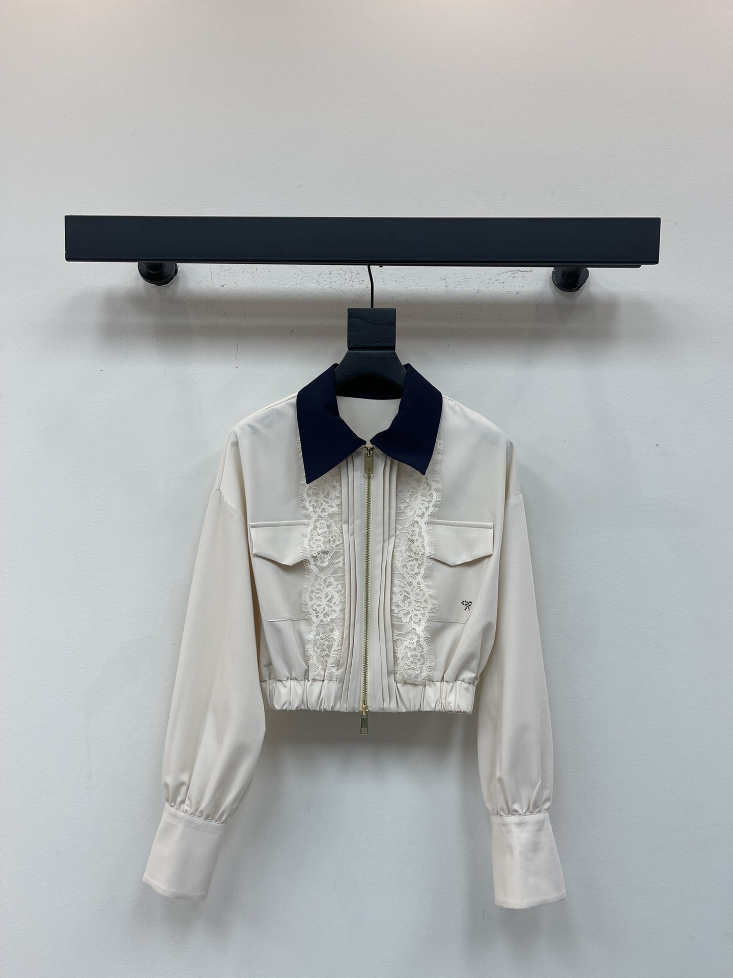 NO:566549,SP*25 new autumn and winter ballet style suit. Lace splicing lapel jacket + lace belt pleated skirt. Light beige apricot color, high-end and not attractive. Close the eyes and enter the atmospheric filter. Ballet style design is elegant and flexible. The short coat is neatly cut to raise the waistline. Paired with the pleated skirt, the golden 37% ratio is casual and feminine to create a sweet and cool outfit. SML outerwear,,skirts,jackets & coats,gold,alexander wang19860909SP*25秋冬新品芭蕾风套装 蕾丝拼接翻领外套+蕾丝腰带百褶半裙 浅米杏色高级不挑人 闭眼入的氛围感滤镜 芭蕾风设计优雅灵动翻倍 短外套利落剪裁拉高腰线 搭配百褶短裙的黄金三七分比例 随性又不失柔美打造甜酷千金穿搭 SML 外,,skirts,jackets & coats,gold,alexander wang,Women's clothing