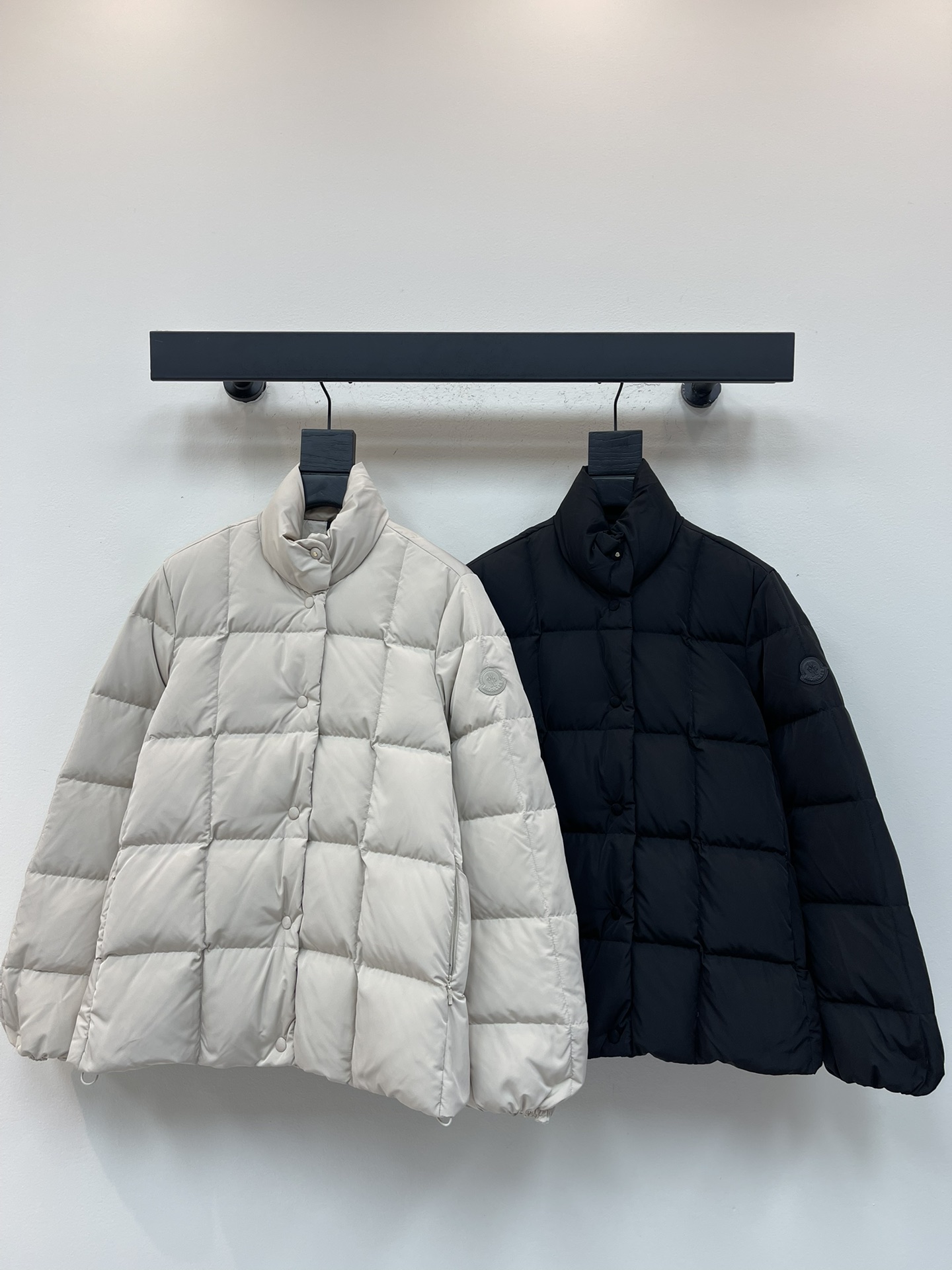 NO:566560,Equipped with dustproof bag Moncle* 25 new autumn and winter rectangular embossed stand-up collar down jacket. Customized YB windproof and waterproof nylon material, white goose down filling lining, the whole piece is light and warm, the stand-up collar can be turned over and designed for two wears, cool and practical to keep out the cold  .The jacket adopts a rectangular embossed shape, large-capacity zipper pockets on both sides, and drawstring adjustment at the hem, adding three-dimensional practicality. The iconic badges on the outside of the arms are decorated to present the brand concept. The upper body is light and fashionable, and it goes well with jeans and casual pants in autumn and winter.  Integrating warmth and fashion. Down filling standard: national standard 90 down. Down filling: white goose down. High version SML, Moncler, jeans, jackets & coats, down jacket, alexander wang19860909配防尘袋Moncle*蒙口25秋冬新款长方压纹立领羽绒服外套.定制YB防风防水尼龙材质,白鹅绒填充内里,整件轻盈保暖,立领可翻两穿设计,飒爽御寒实用性拉满.外套采用长方压纹造型,双侧大容量拉链口袋,下摆抽绳调节,增添立体穿搭实用性.手臂外侧标志性徽章装饰,呈现品牌理念,上身轻盈时尚,秋冬搭配牛仔裤休闲裤都非常 集保暖与时髦一体 充绒标准:国标90绒 充绒物:白鹅绒 高版本 SML,,Moncler,jeans,jackets & coats,down jacket,alexander wang,Women's clothing