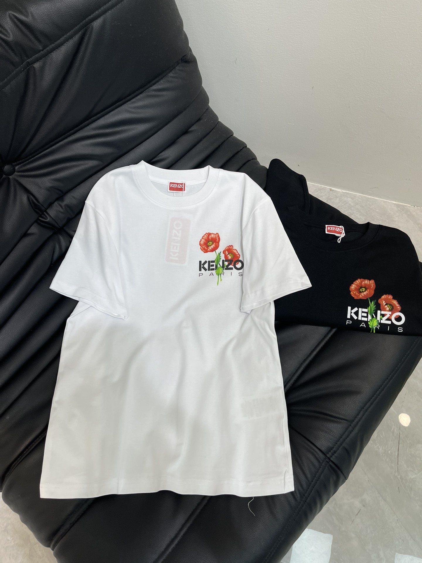 NO:565701,Kenz*25 new early autumn floral logo printed round neck short-sleeved T-shirt. Imported pure cotton fabric, classic version, loose and versatile. It shows the youthful vitality of age reduction and is recommended for daily leisure. SML,, T-shirt, tees, t-shirt, alexander wang19860909Kenz*25早秋新款花卉logo印花圆领短袖T恤.进口纯棉面料,经典版型宽松百搭不挑人.彰显减龄青春活力气息,日常休闲推荐.SML,,T-shirt,tees，t-shirt,alexander wang,Women's clothing