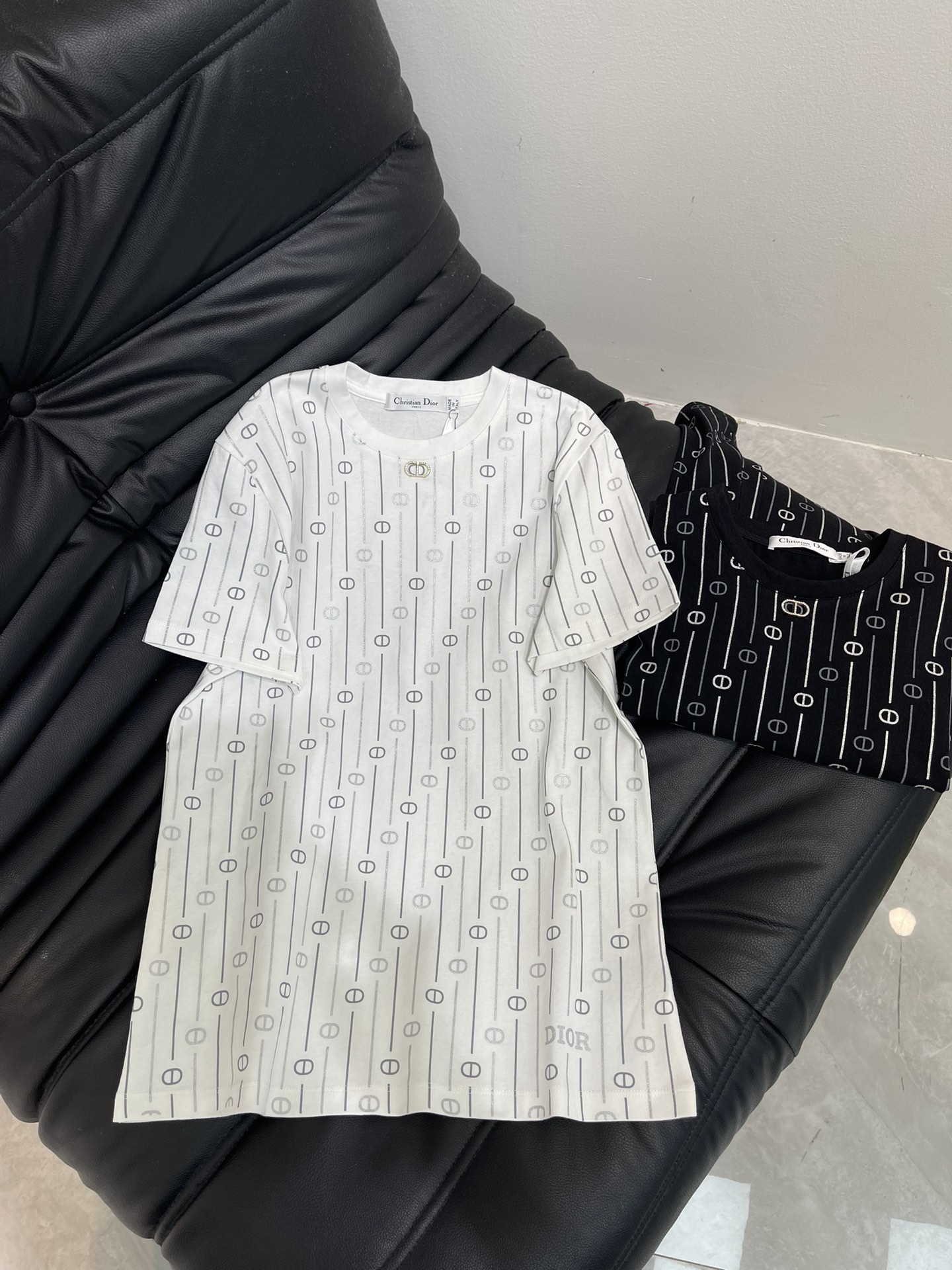 NO:565687,Herme* Hermès 25 new round neck printed short-sleeved T-shirt. Customized YB twill cotton material, breathable and comfortable, full of texture. Regular short-sleeved T-shirt cut to highlight the brand style. Made of heavyweight pure cotton, slightly stretchy, showing a slimming visual effect. The neckline is screwed  Patterned edges, large vertical striped pig nose logo printed all over the body, design highlights, western style and fashionable, stylish and stylish when worn alone or inside. SML,, hermes, hermes, T-shirt, tees, t-shirt, alexander  wang19860909Herme*爱马仕25新款圆领印花短袖T恤.定制YB斜纹全棉材质,透气舒适,质感十足,常规短袖T恤裁剪,凸显品牌格调,采用克重纯棉制成,略带有弹力,呈现显瘦视觉效果.领口以螺纹包边,大身满印竖列条纹猪鼻徽标印花设计亮点,洋气时尚,单穿内搭都出彩时髦.SML,,hermes,hermes,T-shirt,tees，t-shirt,alexander wang,Women's clothing