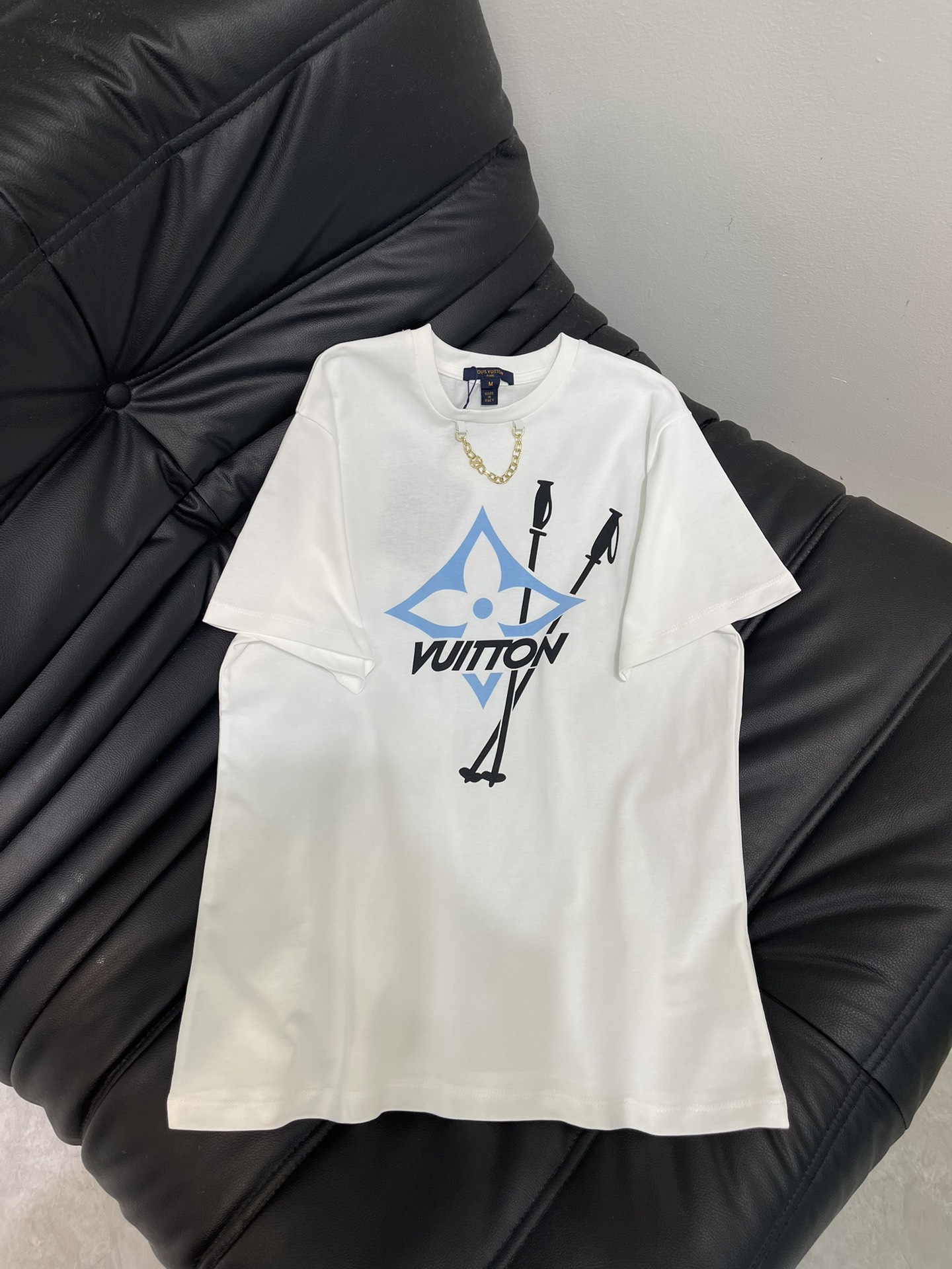 NO:565681,Louis  Vuitto*25 new chain round neck printed short-sleeved T-shirt. Ski Series # Customized YB twill cotton material, breathable and comfortable, full of texture, regular short-sleeved T-shirt cut to highlight the brand style, made of heavyweight pure cotton, full of drape, showing a slimming visual effect.  Printing technology is used to restore the color on the chest. The key colors create a three-dimensional appearance of the four-leaf clover outline. The cane pattern is interspersed. The style echoes the letter chain engraved on the neckline, making the fashionable and high-end sense immediately appear. It creates a fashionable and relaxed personality, and is stylish when worn alone or inside. SML,, louis  vuitton,T-shirt,tees,t-shirt,alexander wang19860909Louis Vuitto*25新款链条圆领印花短袖T恤.滑雪系列#定制YB斜纹全棉材质,透气舒适,质感十足,常规短袖T恤裁剪,凸显品牌格调,采用克重纯棉制成,垂坠感十足,呈现显瘦视觉效果.胸前利用印花工艺还原色彩,重点色打造四叶草外轮廓立体感,穿插手杖图案,风格与领口印刻字母链条呼应,让时尚高级感立刻显现,打造个性时髦松弛,单穿内搭都出彩时髦.SML,,louis vuitton,T-shirt,tees，t-shirt,alexander wang,Women's clothing