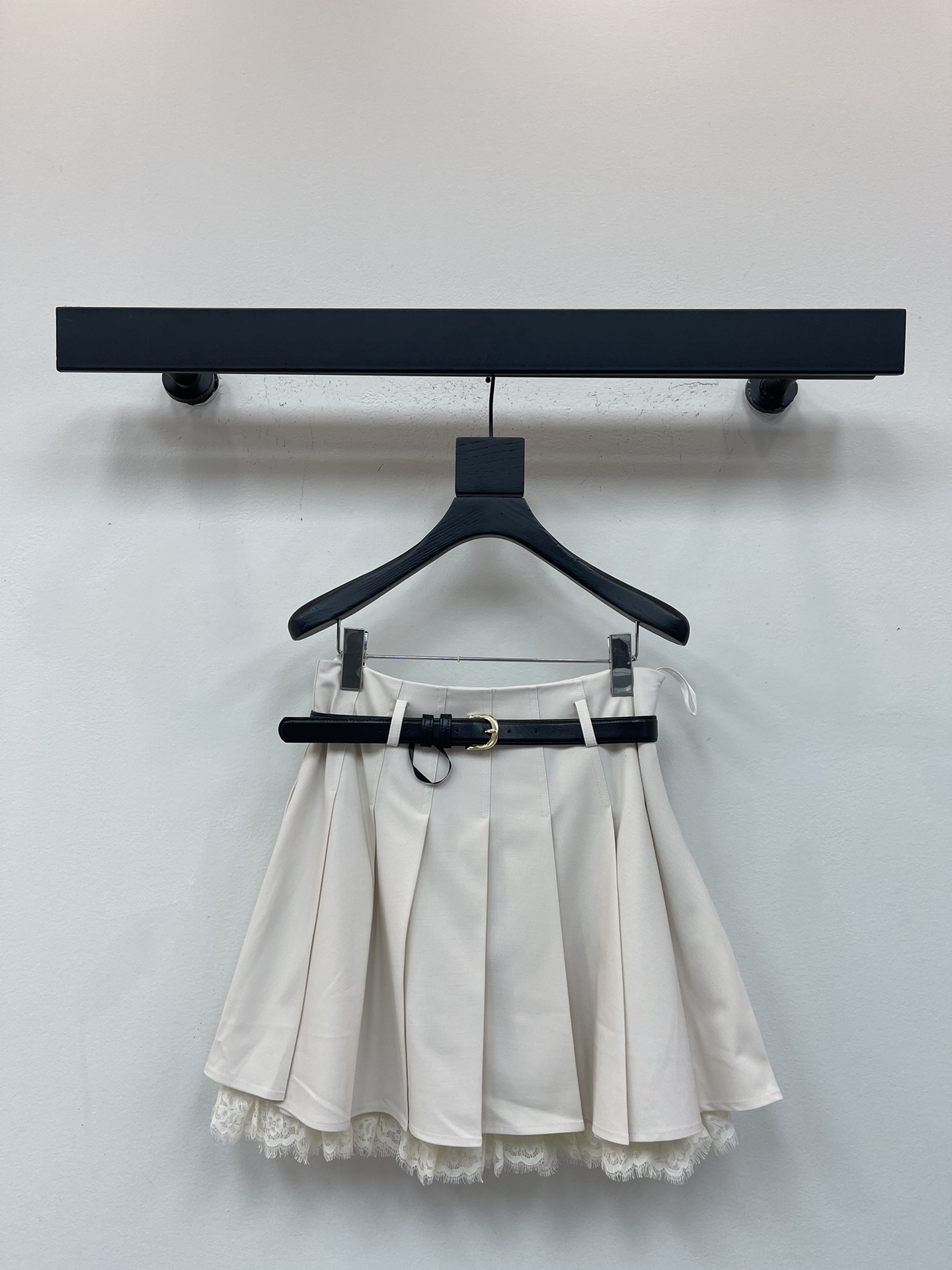 NO:566555,SP*25 new autumn and winter ballet style suit Lace splicing lapel jacket + lace belt pleated skirt Light beige apricot color is high-end and not attractive. Close the eyes and enter the atmospheric filter. Ballet style design is elegant and flexible. The short coat is neatly cut to raise the waistline. Paired with pleated skirt, the golden 37% ratio is casual and feminine to create a sweet and cool outfit. SML,,skirts,jackets & coats,gold,alexander wang19860909SP*25秋冬新品芭蕾风套装 蕾丝拼接翻领外套+蕾丝腰带百褶半裙 浅米杏色高级不挑人 闭眼入的氛围感滤镜 芭蕾风设计优雅灵动翻倍 短外套利落剪裁拉高腰线 搭配百褶短裙的黄金三七分比例 随性又不失柔美打造甜酷千金穿搭 SML,,skirts,jackets & coats,gold,alexander wang,Women's clothing