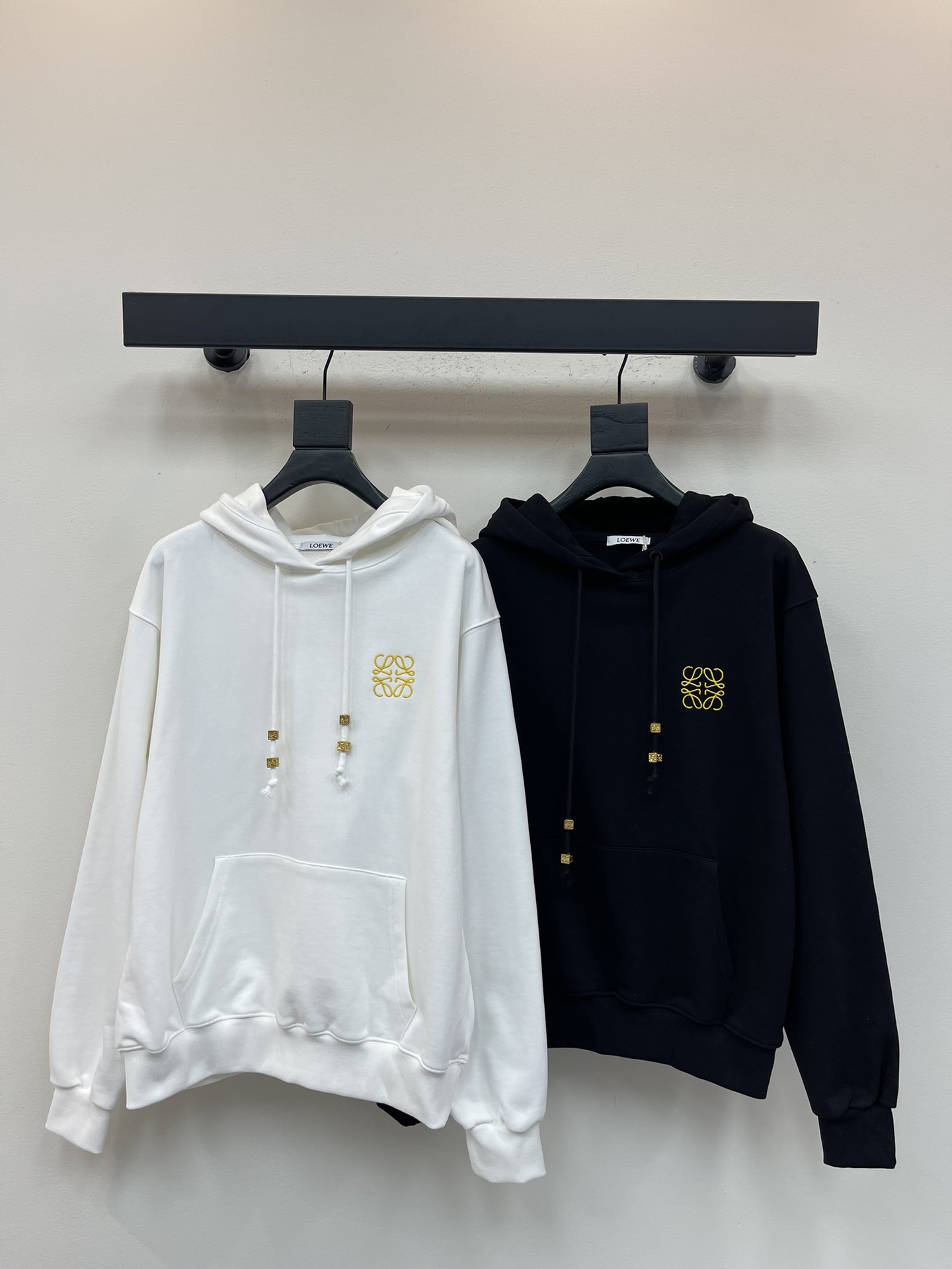 NO:565696,Loew*25 new early autumn gold embroidered logo hooded sweatshirt. Terry cotton fabric. High-density fashionable sports style. Every daily wear. Playful and age-reducing design elements full of vitality. Sizes SML, loewe, hoodie, sweatshirts, hats, alexander wang19860909Loew*25早秋新款金色刺绣logo连帽卫衣 毛圈纯棉面料 高密度时髦运动风 每个日常的穿搭 俏皮减龄充满元气的设计元素 尺码SML,,loewe,hoodie,sweatshirts,hats,alexander wang,Women's clothing