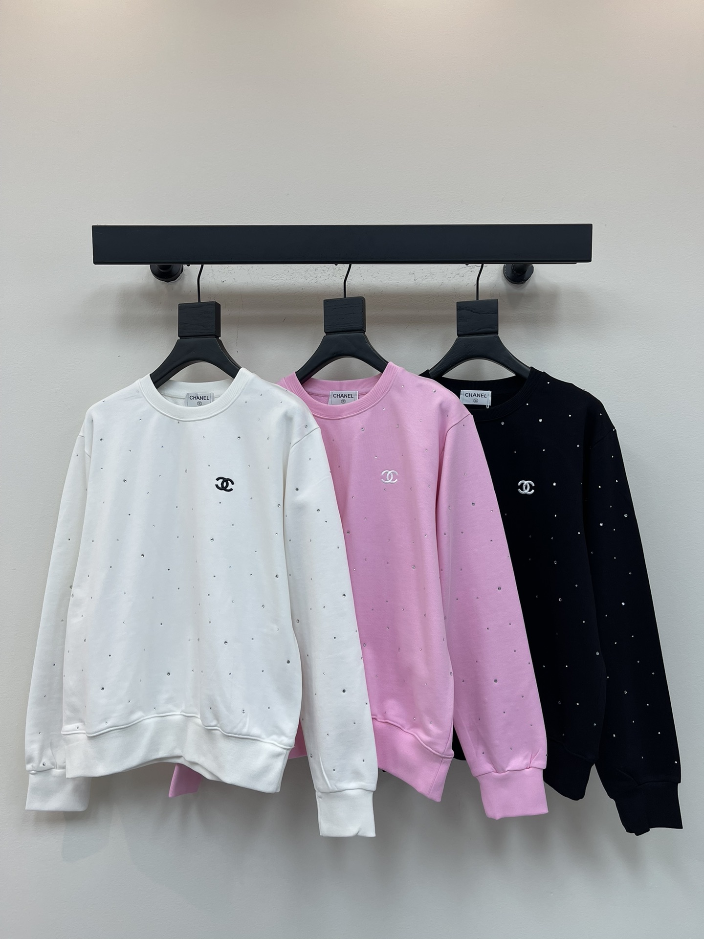 NO:565684,Chane*25 early autumn new full-body heavy-duty round-neck sweatshirt with small embroidery. Imported 450g pure cotton tripe fabric, classic version, loose and versatile. It shows the youthful vitality of age reduction and is recommended for daily leisure. SML,,chanel,hoodie,sweatshirts,alexander wang19860909Chane*25早秋新款全身重工满钻小刺绣圆领卫衣.进口450克纯棉牛肚面料,经典版型宽松百搭不挑人.彰显减龄青春活力气息,日常休闲推荐.SML,,chanel,hoodie,sweatshirts,alexander wang,Women's clothing