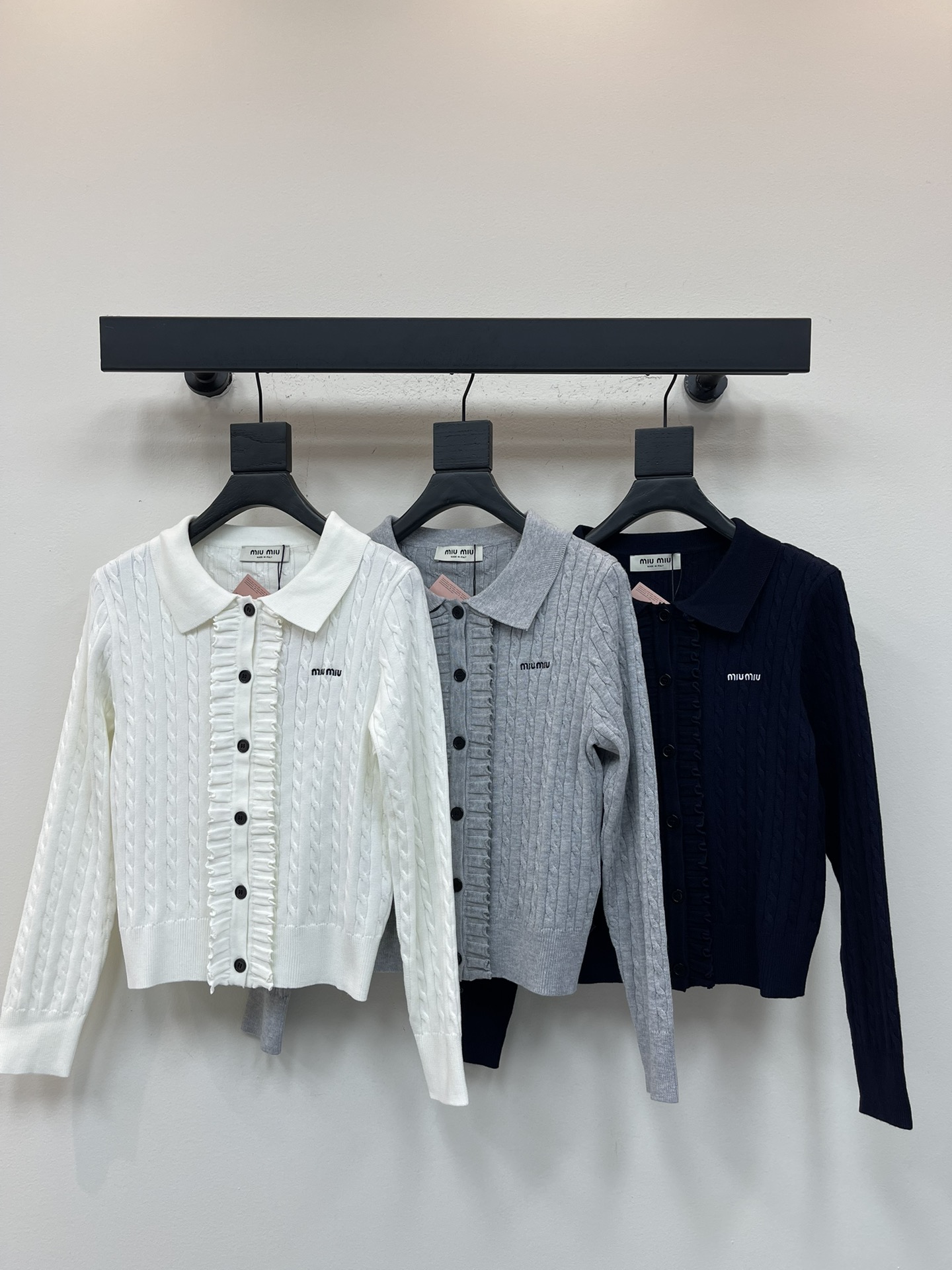 NO:564783,MiuMi*25 new early autumn twist knitted lapel long-sleeved knitted cardigan!  Customized wool yarn weaving, high-end texture, comfortable and soft, exquisite lapel knitted long-sleeved cardigan cut, the front of the collar extends to the hem and is outlined with fungus pleated lace, highlighting the gentle temperament. The embroidered letter logo on the chest highlights the brand's tone. The version is not specific to the body and age. The all-over vertical twist knitting is durable and the gray color makes the outfit more advanced and relaxed. Simple and versatile for everyday use in autumn and winter!  SML,,miumiu,alexander wang19860909MiuMi*25早秋新款麻花编织翻领长袖针织开衫！定制羊毛纱线织造 质感高级 舒适柔软 精致翻领针织长袖开衫剪裁 领边前襟延伸至衣摆以木耳褶皱花边勾勒 突出温柔气质 胸前刺绣字母徽标装饰 彰显品牌调性 版型不挑身材年龄 通体竖列麻花编织耐看灰色系显得穿搭愈发高级松弛 秋冬日常简约百搭款！SML,,miumiu,alexander wang,Women's clothing