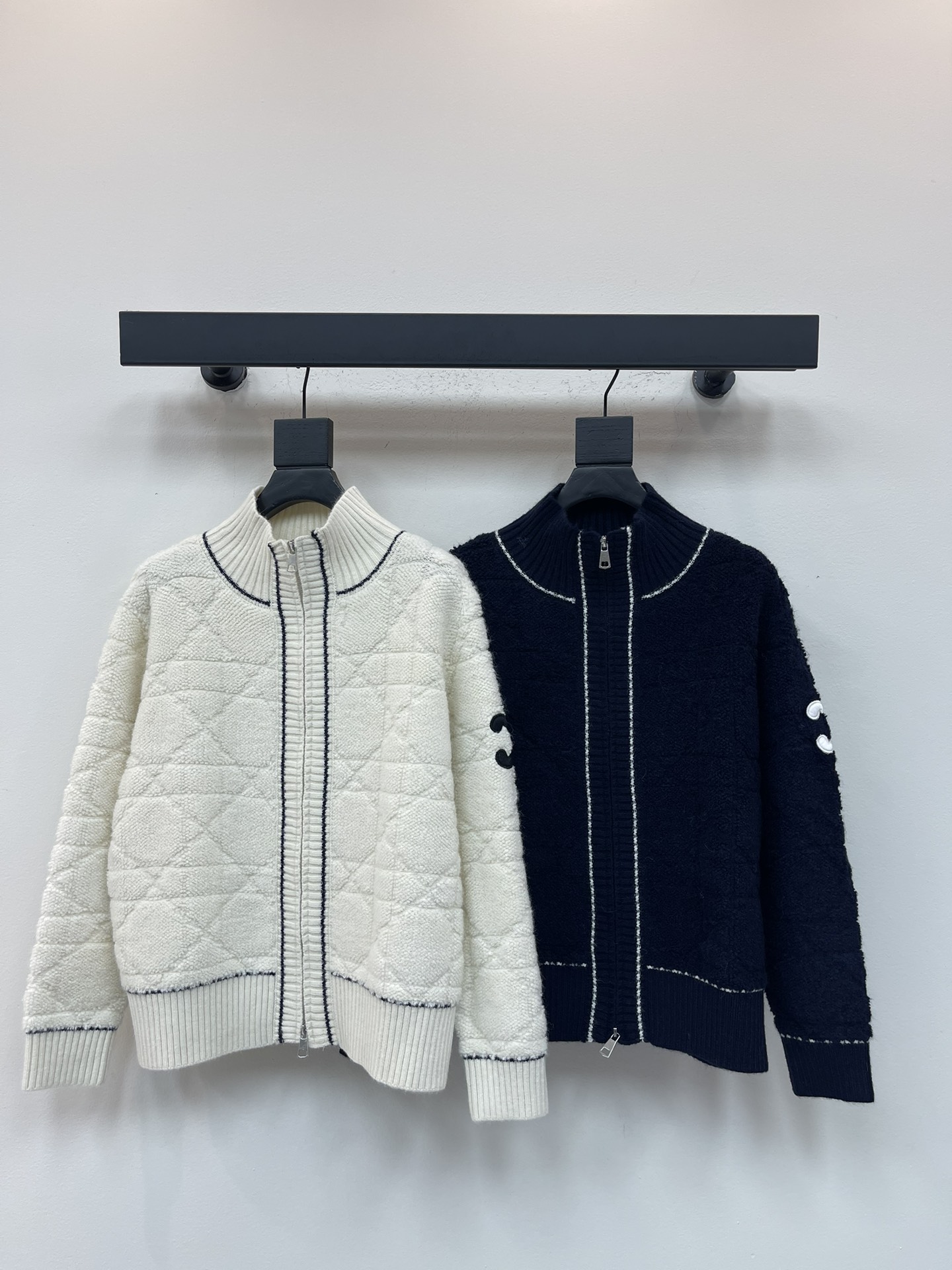 NO:564789,Celin*25 new early autumn new stand-up collar double zipper rhombus knitted cardigan. The stand-up collar design modifies the neck line, and the double zipper pullers can freely adjust the opening and closing of the neckline to adapt to different dressing needs. The classic rhombus pattern collides with the contrasting color design, breaking the monotony of traditional knitted cardigans. It is visually rich, retro and fashionable. It is made of high-quality wool fabric, soft to the touch and skin-friendly, and has strong warmth retention!  SML,,celine,alexander wang19860909Celin*25早秋新款立领双拉链菱格针织开衫.立领设计修饰颈部线条,双拉链头可自由调节领口开合,适应不同穿搭需求.经典菱格纹碰撞撞色设计,打破传统针织开衫的单调感,视觉层次丰富,复古又时髦.采用高品质羊毛面料,触感柔软亲肤,保暖性强！SML,,celine,alexander wang,Women's clothing