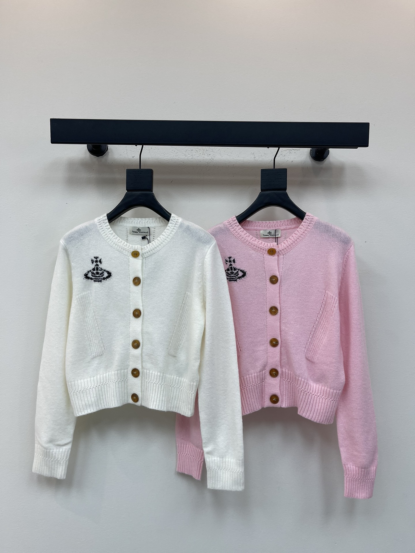 NO:564776,VivieneWestwoo*25 early autumn new style West Queen Saturn round neck long-sleeved knitted cardigan!  Customized wool yarn weaving, high-end texture, comfortable and soft, round neck long-sleeved cardigan cut, highlighting the gentle temperament, Saturn logo decoration on the chest, highlighting the brand tone, regular style wear is becoming more advanced and relaxed, simple and versatile for daily use in autumn and winter!  SML,,alexander wang19860909VivieneWestwoo*25早秋新款西太后土星圆领长袖针织开衫！定制羊毛纱线织造 质感高级 舒适柔软 圆领长袖开衫剪裁 突出温柔气质 胸前土星标识装饰 彰显品牌调性 常规版型穿搭愈发高级松弛 秋冬日常简约百搭款！SML,,alexander wang,Women's clothing