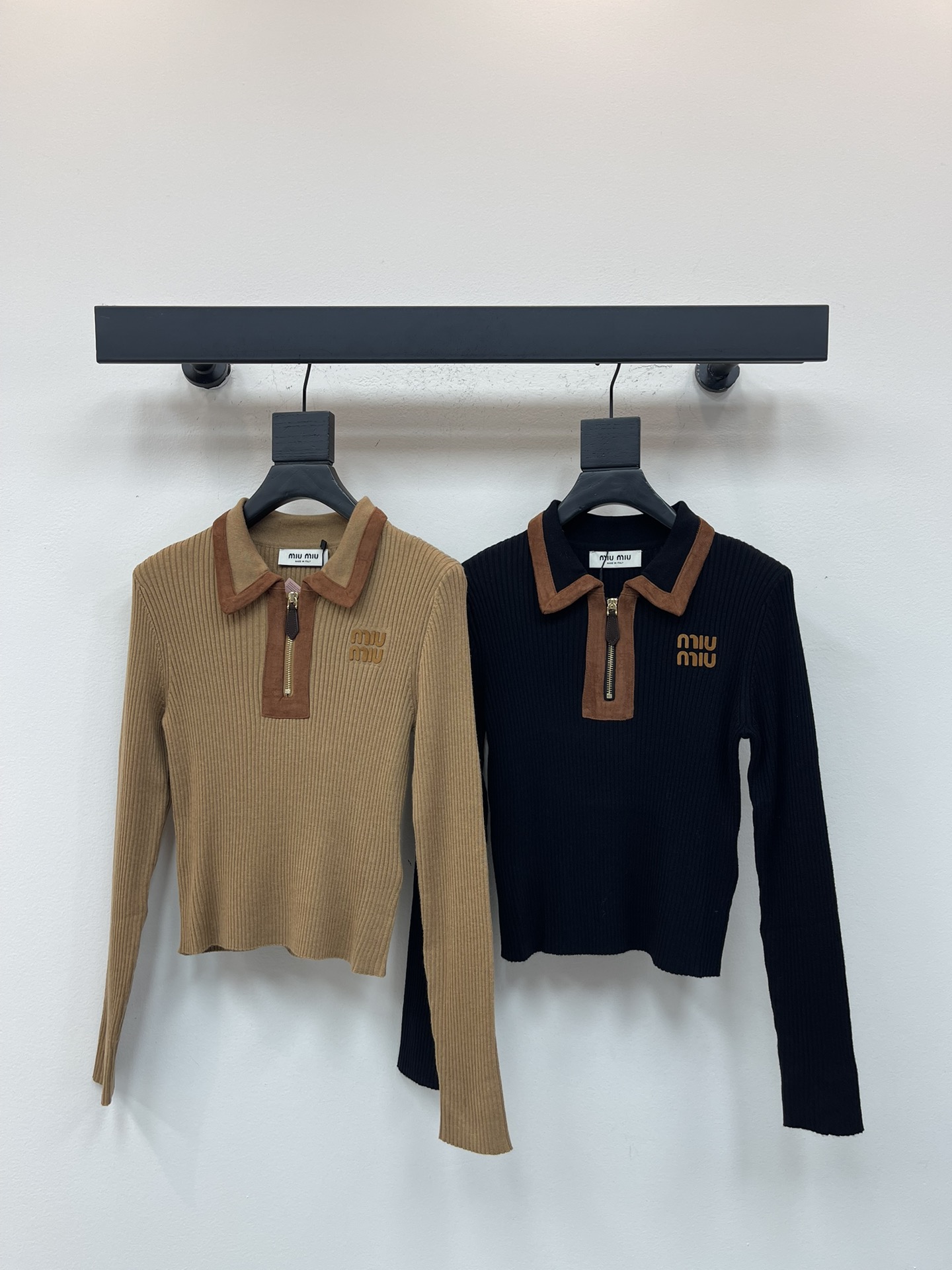 NO:564804,Miumi*25 early autumn new style leather lapel knitted top. Customized YB wool yarn weaving, high-end texture, comfortable and soft, lapel right shoulder long-sleeved sweater style, semi-open suede outline wrapped zipper design, with vertical pit texture, highlighting the gentle temperament  .The edges are tightened with threaded strips, full of elasticity, and decorated with letters and logos on the chest, highlighting the high-end tones. The regular version does not matter the body shape or age, and is simple and versatile for daily use in all seasons. SML,,miumiu,sweaters,chamois  leather,alexander wang19860909Miumi*25早秋新款拼皮翻领针织上衣.定制YB羊毛纱线织造,质感高级,舒适柔软,翻领正肩长袖毛衣版型,半开襟麂皮轮廓包边拉链设计,搭配竖坑条肌理,突出温柔气质.包边均以螺纹条收紧,弹力十足,胸口字母徽标装饰,彰显高级调性.常规版型不挑身材年龄,四季日常简约百搭款.SML,,miumiu,sweaters,chamois leather,alexander wang,Women's clothing