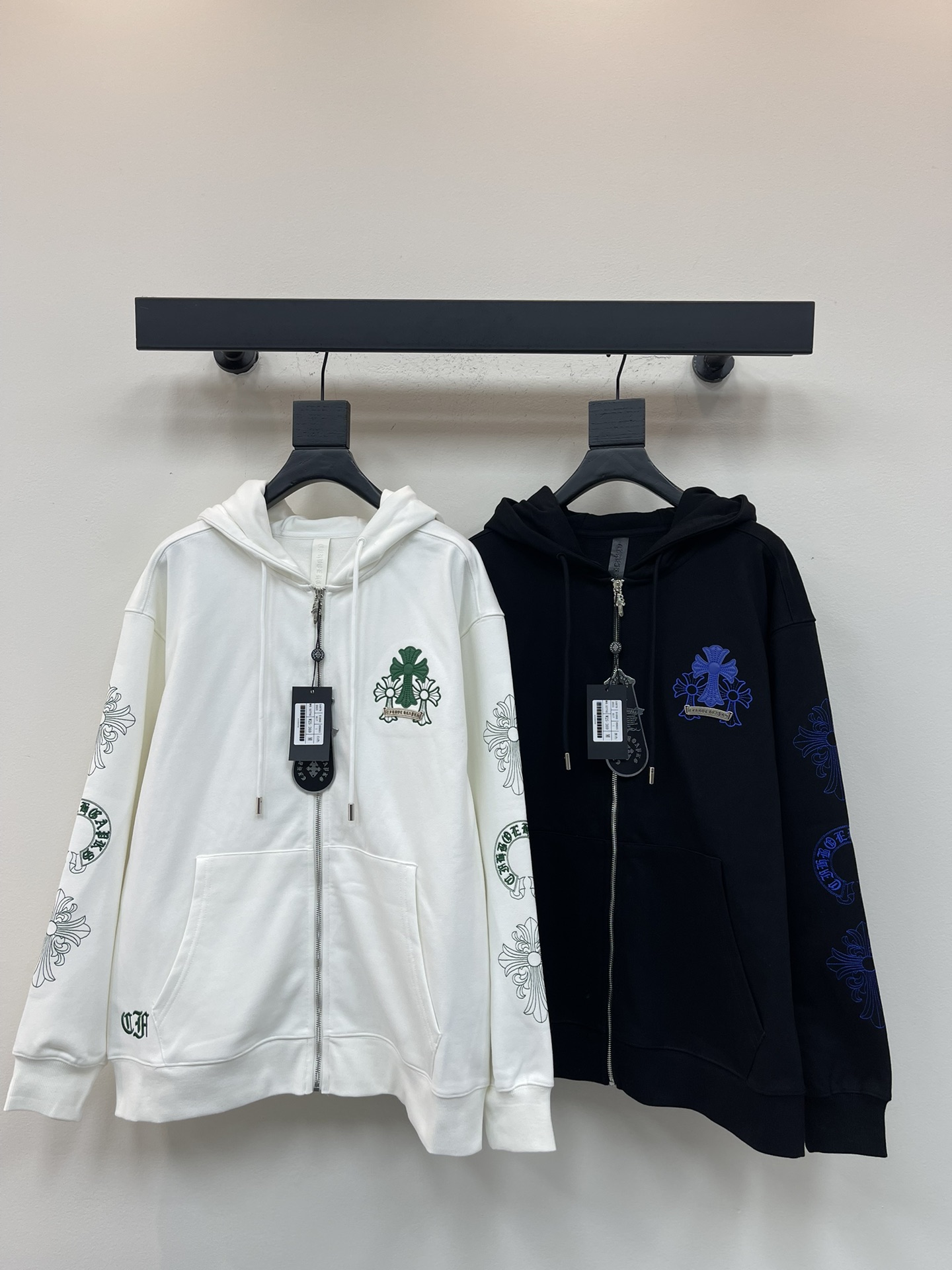 NO:564816,ChromeHeart* ChromeHeart 25 early autumn new cross patch embroidered logo hooded sweatshirt zipper jacket. A must-have basic and versatile sweatshirt jacket for early autumn, easily solving daily matching problems!  Casual and loose version, the silhouette is casual, smooth, casual and tolerant. Customized pure cotton fabric with clear texture and comfortable upper body. Same style for men and women!  S-XL,,chrome hearts,chrome hearts,hoodie,sweatshirts,jackets & coats,hats,alexander wang19860909ChromeHeart*克罗心25早秋新款十字架贴布刺绣logo连帽卫衣拉链外套.初秋必备基础百搭卫衣外套,轻松解决日常搭配问题！休闲宽松版型,廓形随性流畅休闲感十足包容性强.定制纯棉面料,纹理清晰,上身舒适.男女同款！S-XL,,chrome hearts,chrome hearts,hoodie,sweatshirts,jackets & coats,hats,alexander wang,Women's clothing