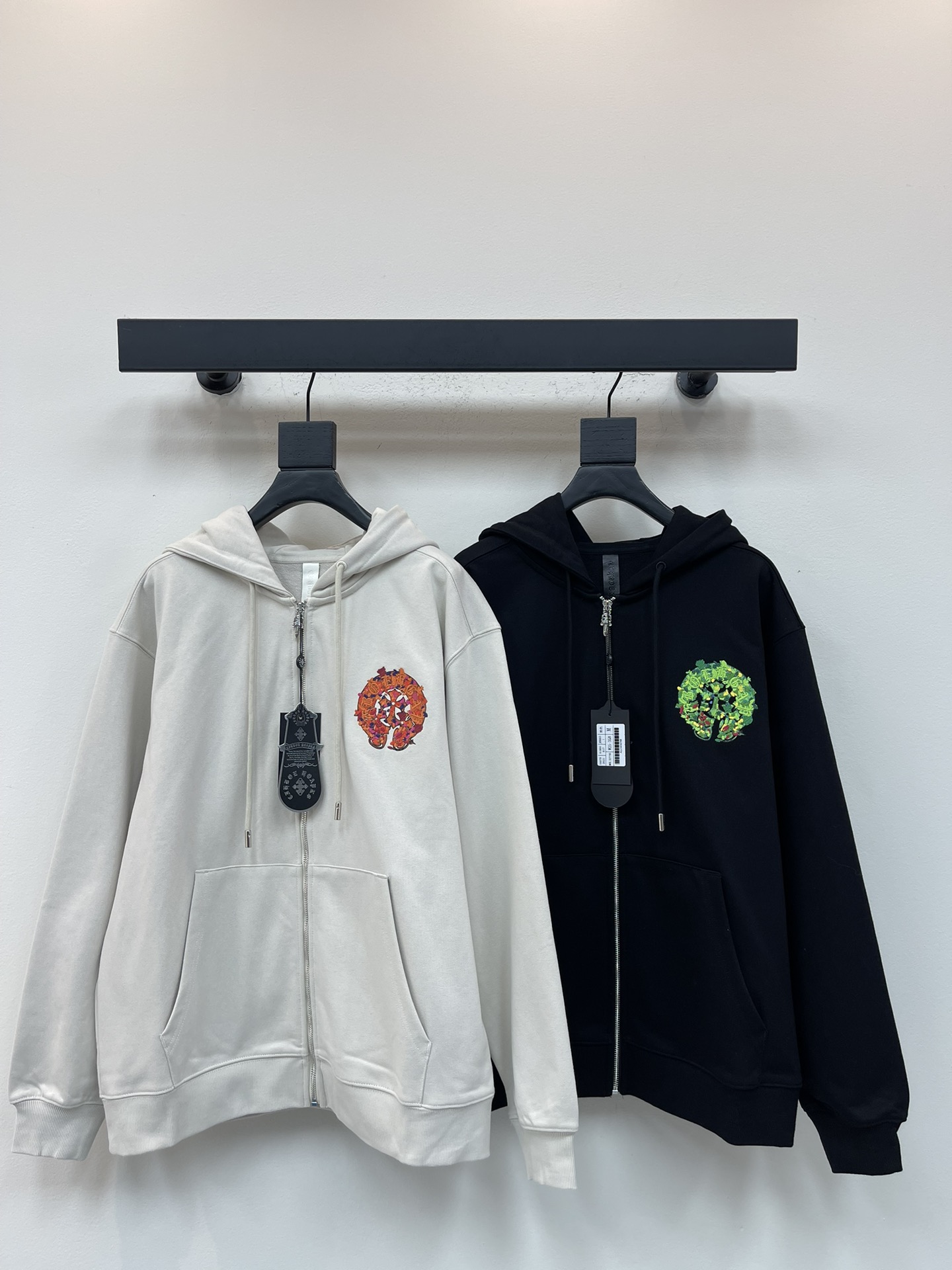 NO:564812,ChromeHeart* ChromeHeart 25 new heavy-duty embroidered logo hooded sweatshirt zipper jacket for early autumn. A must-have basic and versatile sweatshirt jacket for early autumn, easily solving daily matching problems!  Casual and loose fit, the silhouette is casual, smooth, casual and tolerant. Customized pure cotton fabric with clear texture and comfortable upper body. Same style for men and women!  S-XL A,,chrome hearts,chrome hearts,hoodie,sweatshirts,jackets & coats,hats,alexander wang19860909ChromeHeart*克罗心25早秋新款重工刺绣logo连帽卫衣拉链外套.初秋必备基础百搭卫衣外套,轻松解决日常搭配问题！休闲宽松版型,廓形随性流畅休闲感十足包容性强.定制纯棉面料,纹理清晰,上身舒适.男女同款！S-XL A,,chrome hearts,chrome hearts,hoodie,sweatshirts,jackets & coats,hats,alexander wang,Women's clothing