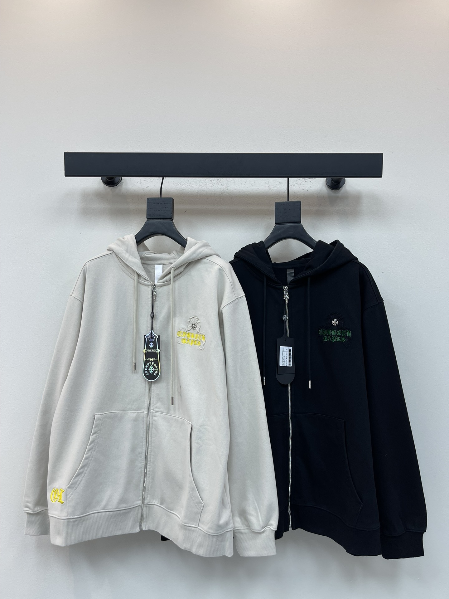 NO:564808,ChromeHeart* ChromeHeart 25 early autumn new cross patch embroidered logo hooded sweatshirt zipper jacket. A must-have basic and versatile sweatshirt jacket for early autumn, easily solving daily matching problems!  Casual and loose version, the silhouette is casual, smooth, casual and tolerant. Customized pure cotton fabric with clear texture and comfortable upper body. Same style for men and women!  S-XL,,chrome hearts,chrome hearts,hoodie,sweatshirts,jackets & coats,hats,alexander wang19860909ChromeHeart*克罗心25早秋新款十字架贴布刺绣logo连帽卫衣拉链外套.初秋必备基础百搭卫衣外套,轻松解决日常搭配问题！休闲宽松版型,廓形随性流畅休闲感十足包容性强.定制纯棉面料,纹理清晰,上身舒适.男女同款！S-XL,,chrome hearts,chrome hearts,hoodie,sweatshirts,jackets & coats,hats,alexander wang,Women's clothing