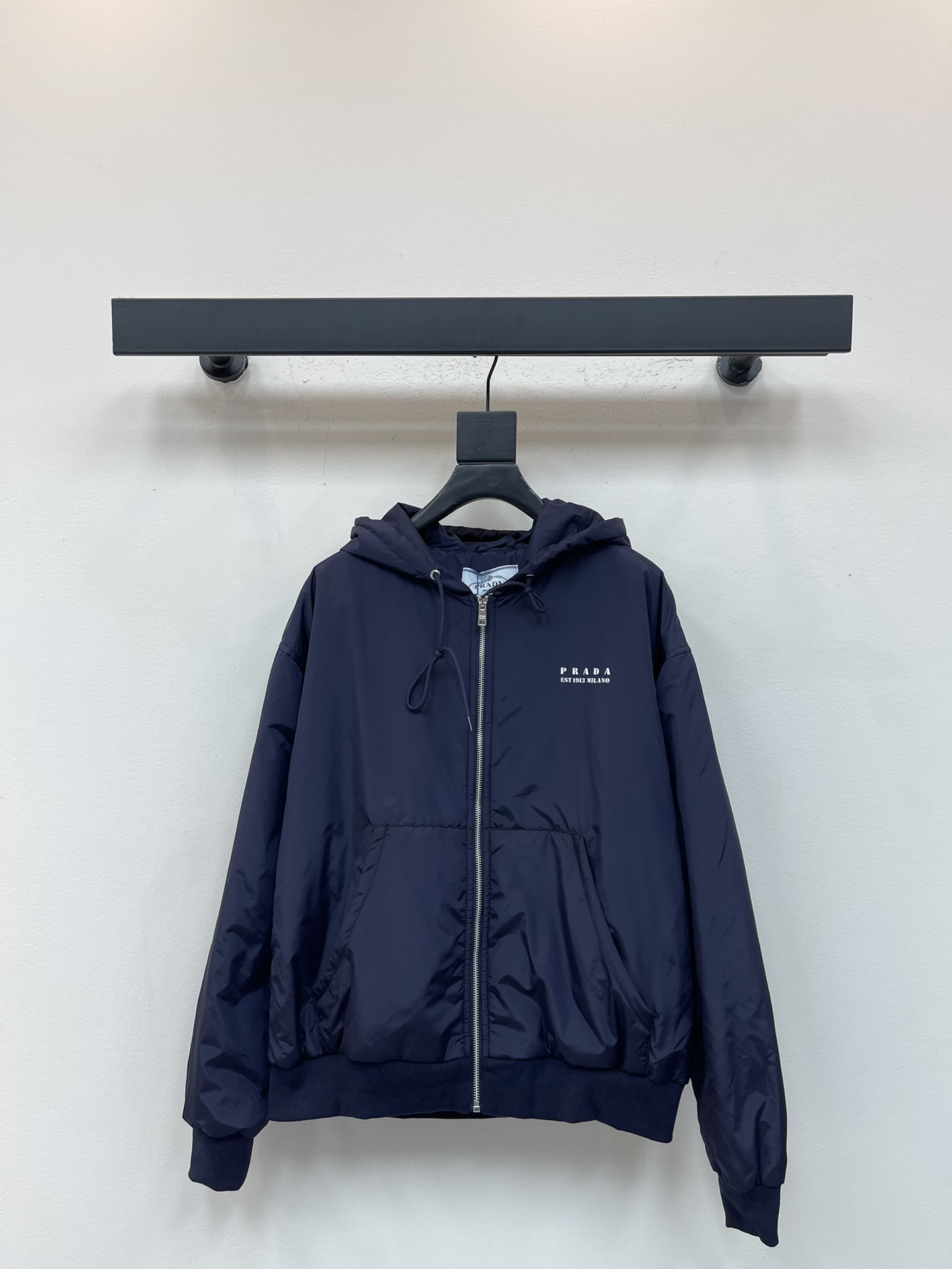 NO:565675,Prad*25 new autumn and winter hooded jacket cotton jacket. Customized YB windproof and waterproof nylon material, high-quality texture, hooded zipper jacket style, cotton lining inside, excellent windproof and cold protection effect, not bulky and more versatile, the overall shape is high-end and western, with the iconic letter logo on the chest, elastic thread tightening at the cuff hem, with pocket pockets, more neat and fashionable, creating the brand's exclusive casual style. SML,, prada, jackets &  coats,jackets & coats,hats,alexander wang19860909Prad*25秋冬新款连帽夹克棉服外套.定制YB防风防水尼龙材质,质感上乘,连帽拉链外套版型,成衣内里衔棉,防风御寒效果绝佳,不显臃肿更百搭,整体造型高级洋气,胸前点缀标志性字母徽标,袖口下摆弹力螺纹收紧,配合插兜口袋更显利落时尚感,打造品牌专属休闲风格.SML,,prada,jackets & coats,jackets & coats,hats,alexander wang,Women's clothing