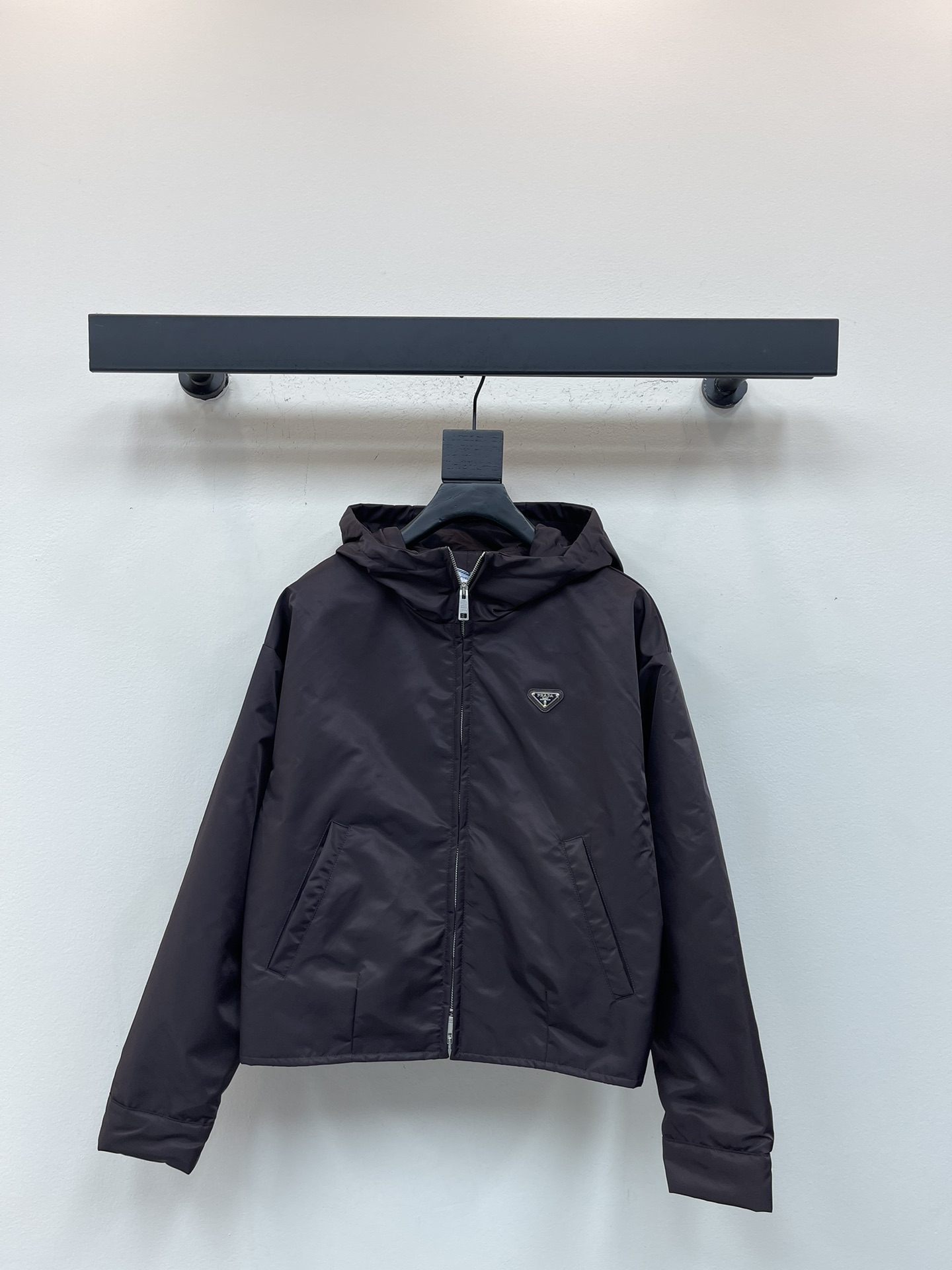 NO:565669,Prad*25 new autumn and winter hooded cotton jacket. Customized YB imported environmentally friendly regenerated nylon material, glossy texture, crisp and stylish, hooded jacket style, cotton lining, front shoulder zipper design, triangle logo on one side of the chest to highlight the details, low-key brand image, casual and fashionable, the upper body presents a casual and free style. SML,,prada,jackets & coats,jackets & coats,hats,alexander wang19860909Prad*25秋冬新款连帽夹克棉服外套.定制YB进口环保再生尼龙材质,质感光泽,挺括有型,连帽夹克外套版型,内里衔棉处理,正肩拉链开襟设计,胸前单侧三角徽标点亮细节,低调彰显品牌形象,休闲时尚,上身呈现随性自由的穿搭风格. SML,,prada,jackets & coats,jackets & coats,hats,alexander wang,Women's clothing