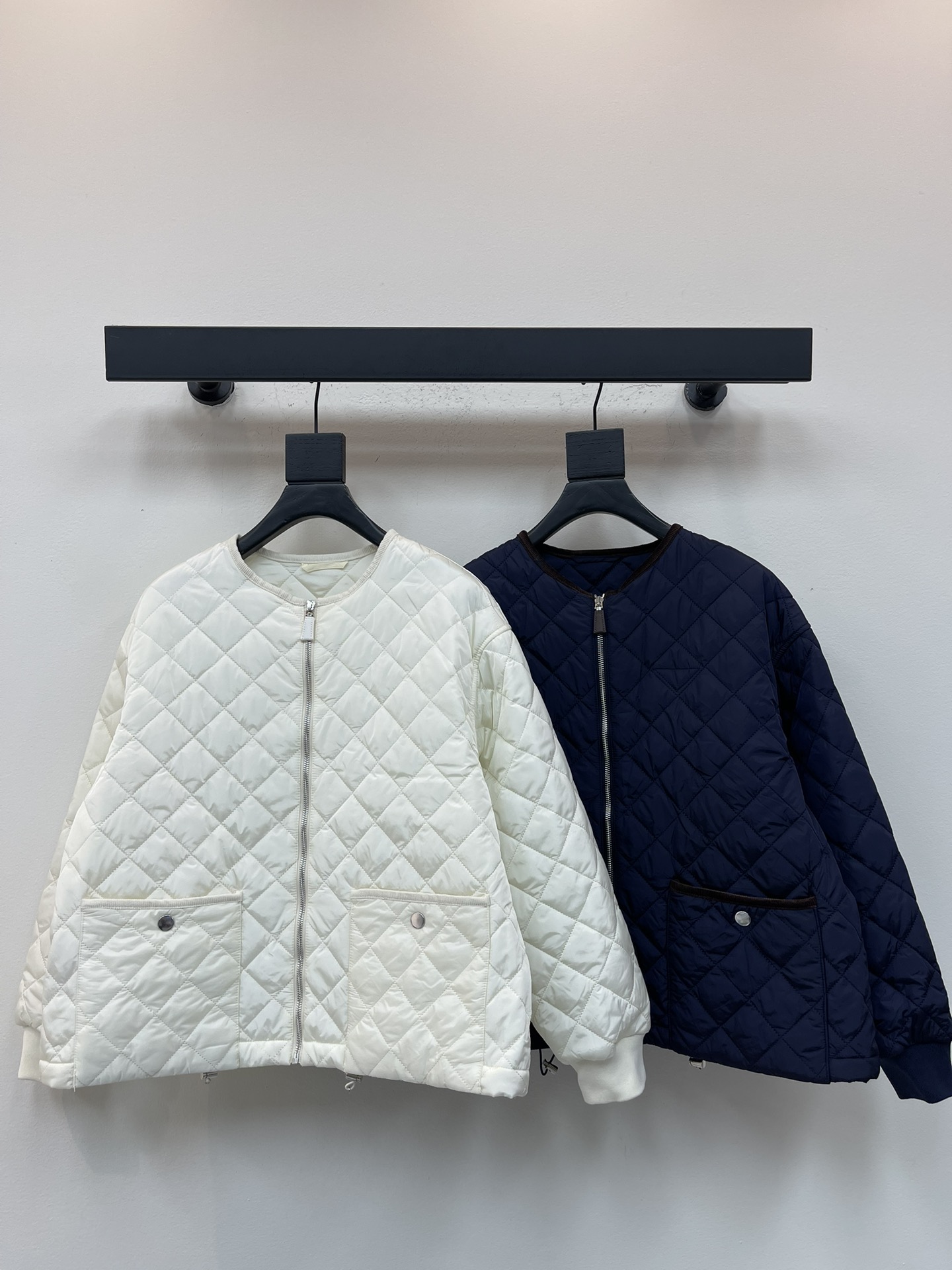 NO:568588,Prad*25 new autumn and winter classic round neck rhombus cotton jacket. Fashionista. The round neck can be paired with a turtleneck or lapel. It is perfect for layering. Casual and versatile. Comfortable as soft as a cloud. Sweet and salty girly style. Full of fashion. The silhouette is just right. Small girls can easily control it. Both colors look good. SML,, prada, jackets & coats, alexander wang19860909Prad*25秋冬新品经典圆领菱格棉服外套 时髦达人 圆领可以搭配高领或者翻领打底 叠穿起来绝绝子 休闲百搭 云朵般柔软的舒适感 可甜可盐少女风 时髦感满满廓形恰到好处 小个子女生轻松驾驭 两色颜色都很好看 SML,,prada,jackets & coats,alexander wang,Women's clothing