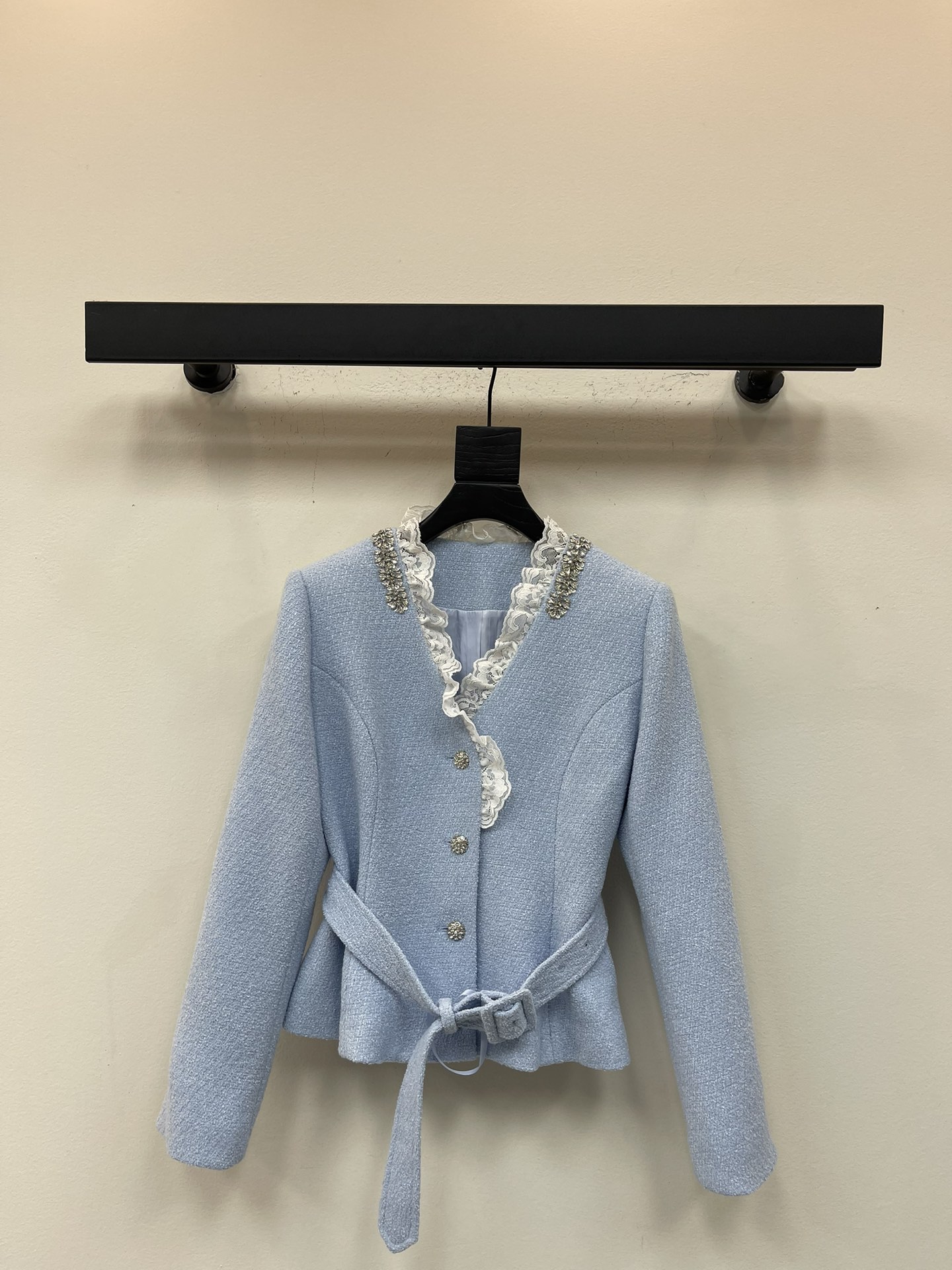 NO:565694,aself-portr*it25 new autumn and winter SP haze blue diamond embellished lace splicing belt woolen small jacket丨Exclusive high version production!  The woolen fabric has its own texture, thick but not heavy. The lace splicing at the neckline is smart and romantic. The diamond embellishment is like starlight, which instantly lights up the overall look and adds a sense of light luxury. The detachable belt design can be used to shape the waist at will and cleverly outline the graceful waistline. Whether it is paired with a skirt or trousers, it can easily create a high-end proportion. It is comfortable and classy to wear. SML,,skirts,jackets & coats,alexander wang19860909aself-portr*it25秋冬新款SP雾霾蓝钻饰蕾丝拼接腰带粗纺小外套丨独家高版出品！粗纺面料自带肌理感,厚实却不厚重,领口处的蕾丝拼接灵动又浪漫,钻饰点缀如星光洒落,瞬间点亮整体造型,将轻奢感拉满,可拆卸腰带设计,可随心打造收腰造型,巧妙勾勒出曼妙腰线,无论是搭配裙装还是裤装,都能轻松塑造出高级感十足的比例.穿着舒适且极具腔调.SML,,skirts,jackets & coats,alexander wang,Women's clothing