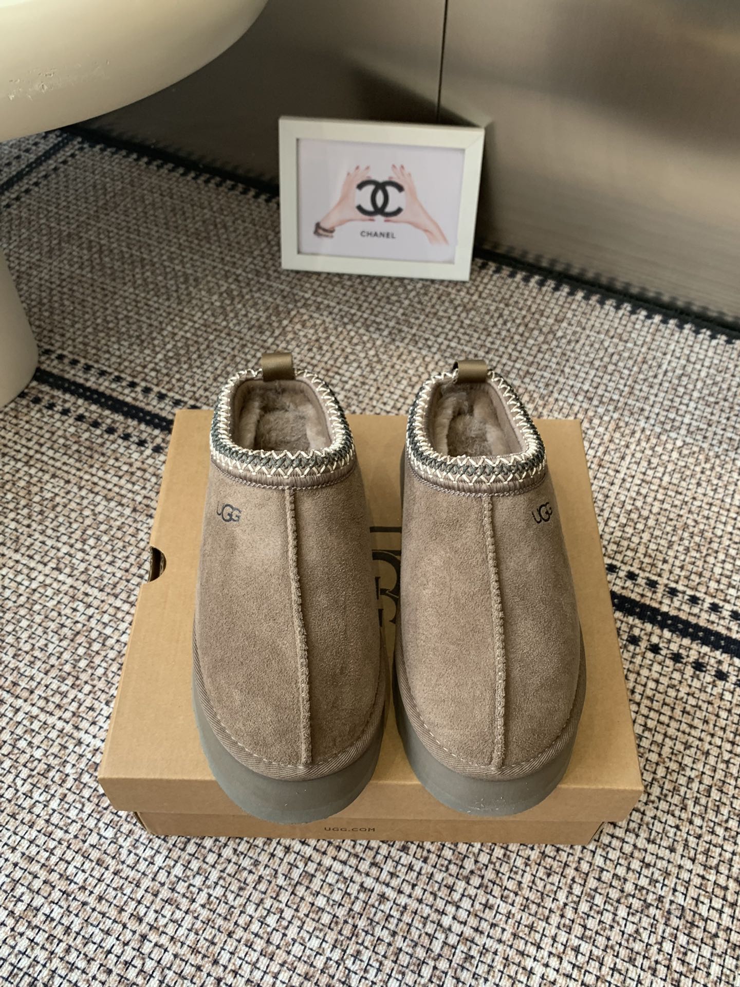 NO:564634,The top version UGG~25vs popular autumn and winter platform platform thick-soled snow boots series... [Pure wool low-top snow boots] A shoe that does not clash with clothes, simple partition design with spotted outsole, silk curly upper, a must-have for autumn and winter, can be worn with any pants or skirt, very comfortable and good-looking on the feet... Fabric: Original custom-made sheep Lining: Original custom-made wool Foot pads: Original custom-made wool Outsole: Original open-molded wear-resistant molded sole  Number of yards: 35-40 Packaging: Original full set of packaging Color: Official website updated simultaneously, semi-furry shoes, boots, skirts, real silk, sheep19860909顶级版本 UGG~25vs秋冬爆款松糕厚底雪地靴系列……【纯羊毛低帮雪地靴】 一款不会撞衫的鞋子、简约的隔板设计上斑点的大底、鞋面真丝卷毛、秋冬季必备款、无论什么裤子裙子都能驾驭、上脚非常舒适好看…… 面料:原版定制羊猄 内里:原版定制羊毛 垫脚:原版定制羊毛 大底:原版开模耐磨成型底 码数:35-40 包装:原版全套包装 颜色:官网同步更新,半拖毛毛鞋,boots,skirts,real silk,sheep,Women's Shoes