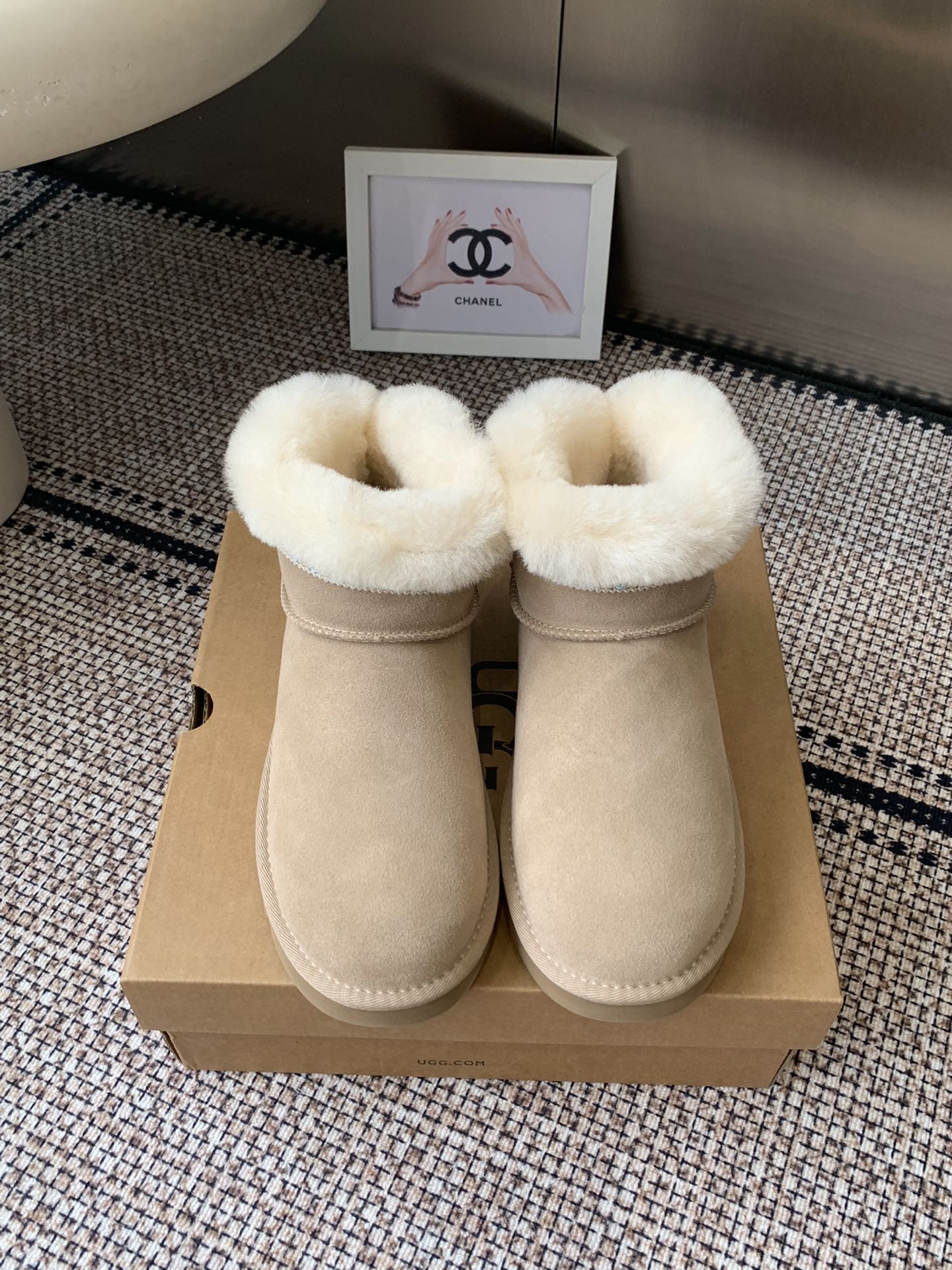 NO:564627,The top version UGG~25vs popular autumn and winter platform platform thick-soled snow boots series... [Pure wool low-top snow boots] A shoe that does not clash with clothes, simple partition design with spotted outsole, silk curly upper, a must-have for autumn and winter, can be worn with any pants or skirt, very comfortable and good-looking on the feet... Fabric: Original custom-made sheep Lining: Original custom-made wool Foot pads: Original custom-made wool Outsole: Original open-molded wear-resistant molded sole  Number of yards: 35-40 Packaging: Original full set of packaging Color: Official website updated simultaneously, snow boots, boots, skirts, real silk, sheep19860909顶级版本 UGG~25vs秋冬爆款松糕厚底雪地靴系列……【纯羊毛低帮雪地靴】 一款不会撞衫的鞋子、简约的隔板设计上斑点的大底、鞋面真丝卷毛、秋冬季必备款、无论什么裤子裙子都能驾驭、上脚非常舒适好看…… 面料:原版定制羊猄 内里:原版定制羊毛 垫脚:原版定制羊毛 大底:原版开模耐磨成型底 码数:35-40 包装:原版全套包装 颜色:官网同步更新,雪地靴,boots,skirts,real silk,sheep,Women's Shoes