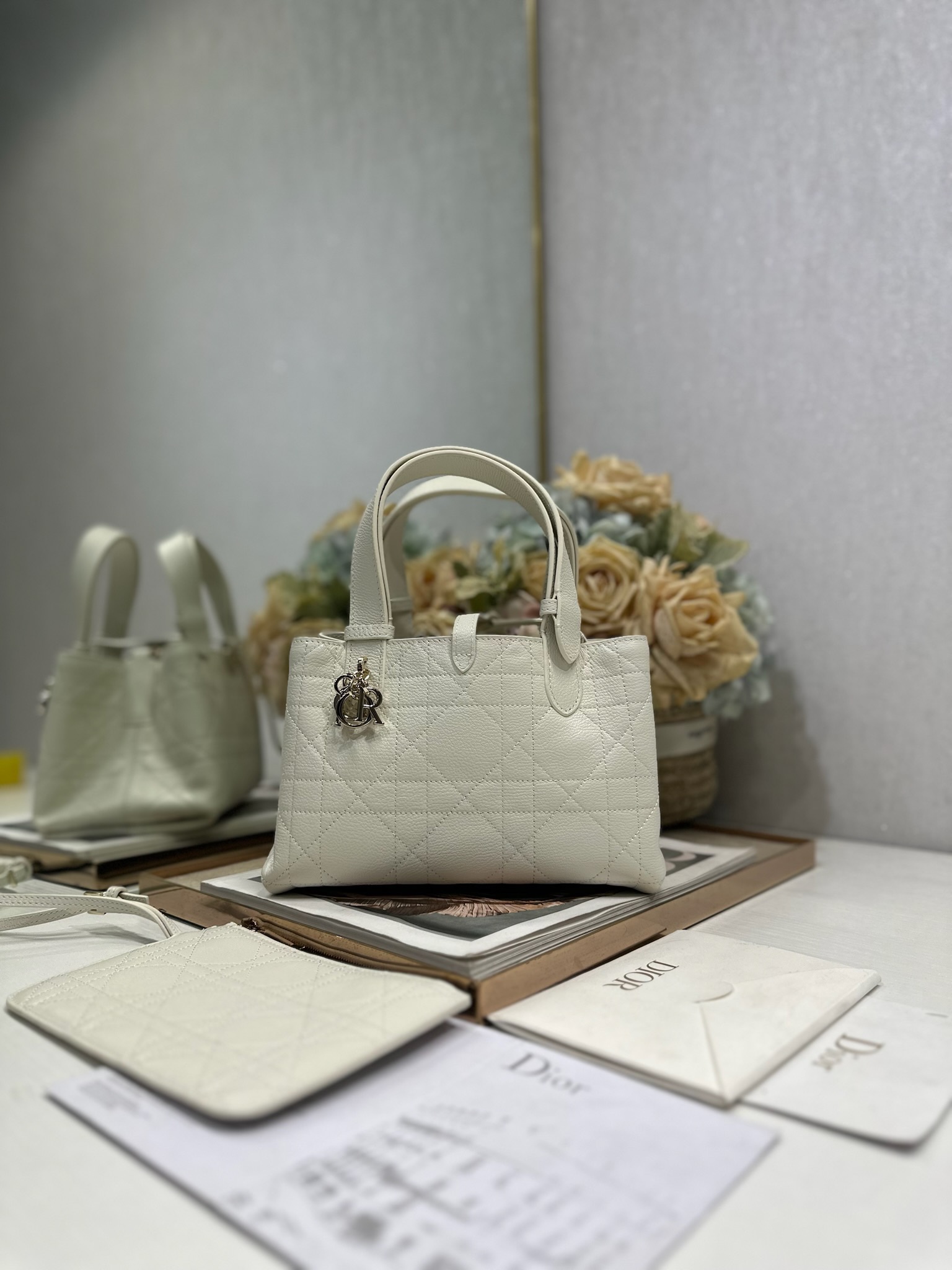 NO:558260,Dior Toujours Handbag [White Goat Pattern Small] This Dior Toujours handbag made a wonderful appearance in the 2023 spring and summer series show. It has a unique casual and practical design. It is carefully made of white pebbled cow leather and decorated with oversized cannage pattern topstitching. The spacious internal compartment is equipped with small bags, which can neatly store various daily necessities, and also has a CD Lock  Letter D knob-type closure, adjustable on both sides, enhances style. Leather handle with adjustable details, easy to carry. CD Lock and lace closure DIOR charm Removable internal pouch Adjustable leather handle Dust bag included. Model 1188 Size 23x15x15cm, Dior, dior, dior, cowhide19860909Dior Toujours 手袋〔白色山羊纹小号〕 这款Dior Toujours 手袋于二零二三春夏系列发布秀精彩亮相,休闲实用的设计别具一格.采用白色荔面牛皮革精心制作,饰以超大藤格纹缉面线,宽敞的内部隔层搭配小袋,可整齐收纳各种日常用品,另有CD Lock 字母D旋钮式开合,可调节两侧,提升格调.皮革手柄带有可调节细节细节,可轻松手提. CD Lock和系带开合 DIOR吊饰 可拆卸内部小袋 可调节皮革手柄 内含防尘袋 . 型号1188 尺寸23x15x15cm,迪奥,dior,dior,cowhide,Bag