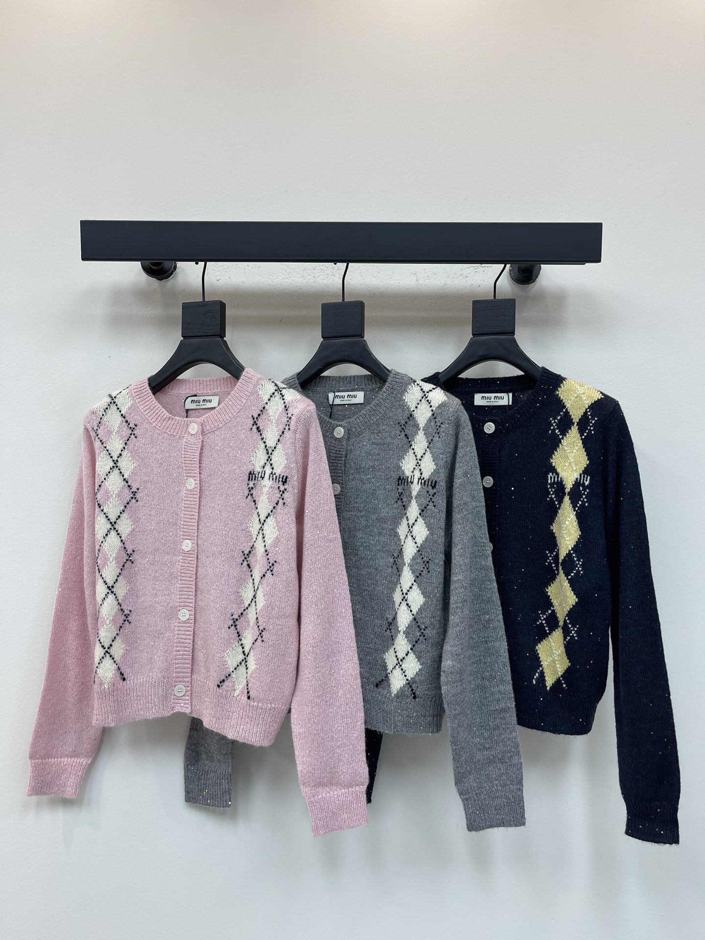 NO:564814,Miumi*25 new early autumn rhombus sequin knitted cardigan. Customized wool mohair yarn weaving, dense fine knitting, clear hairy texture, comfortable and skin-friendly. Round neck knitted cardigan cut, positioning and distribution of multi-color rhombus staggered pattern. Leader hem hem threaded edge, full of elasticity, rich color matching integrated with sequins, clear layers, version to accommodate the figure. SML,, miumiu, alexander wang19860909Miumi*25早秋新款菱格珠片针织开衫.定制羊毛马海毛纱线织造,密度细针织造,清晰毛感肌理,舒适亲肤.圆领针织开衫剪裁,定位分布多色菱格交错图案.领袖口衣摆螺纹收边,弹力十足,配色丰富融入珠片,层次分明,版型包容身材.SML,,miumiu,alexander wang,Women's clothing