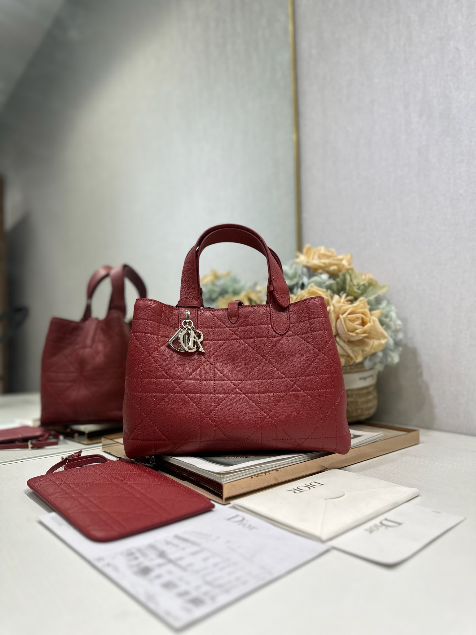 NO:558273,Dior Toujours Handbag [Burgundy Goat Pattern Medium] This Dior Toujours handbag made a wonderful appearance in the 2023 spring and summer series show. It has a unique casual and practical design. It is carefully made of burgundy pebbled cow leather and decorated with oversized cannage pattern topstitching. The spacious internal compartment is equipped with small bags, which can neatly store various daily necessities, and also has a CD Lock  Letter D knob-type closure, adjustable on both sides, enhances style. Leather handle with adjustable details, easy to carry. CD Lock and lace closure DIOR charm Removable internal pouch Adjustable leather handle Dust bag included Model 1188 Size 28.5x19x21.5cm, Dior, dior, dior, cowhide19860909Dior Toujours 手袋〔酒红山羊纹中号〕 这款Dior Toujours 手袋于二零二三春夏系列发布秀精彩亮相,休闲实用的设计别具一格.采用酒红色荔面牛皮革精心制作,饰以超大藤格纹缉面线,宽敞的内部隔层搭配小袋,可整齐收纳各种日常用品,另有CD Lock 字母D旋钮式开合,可调节两侧,提升格调.皮革手柄带有可调节细节细节,可轻松手提. CD Lock和系带开合 DIOR吊饰 可拆卸内部小袋 可调节皮革手柄 内含防尘袋  型号1188 尺寸28.5x19x21.5cm,迪奥,dior,dior,cowhide,Bag