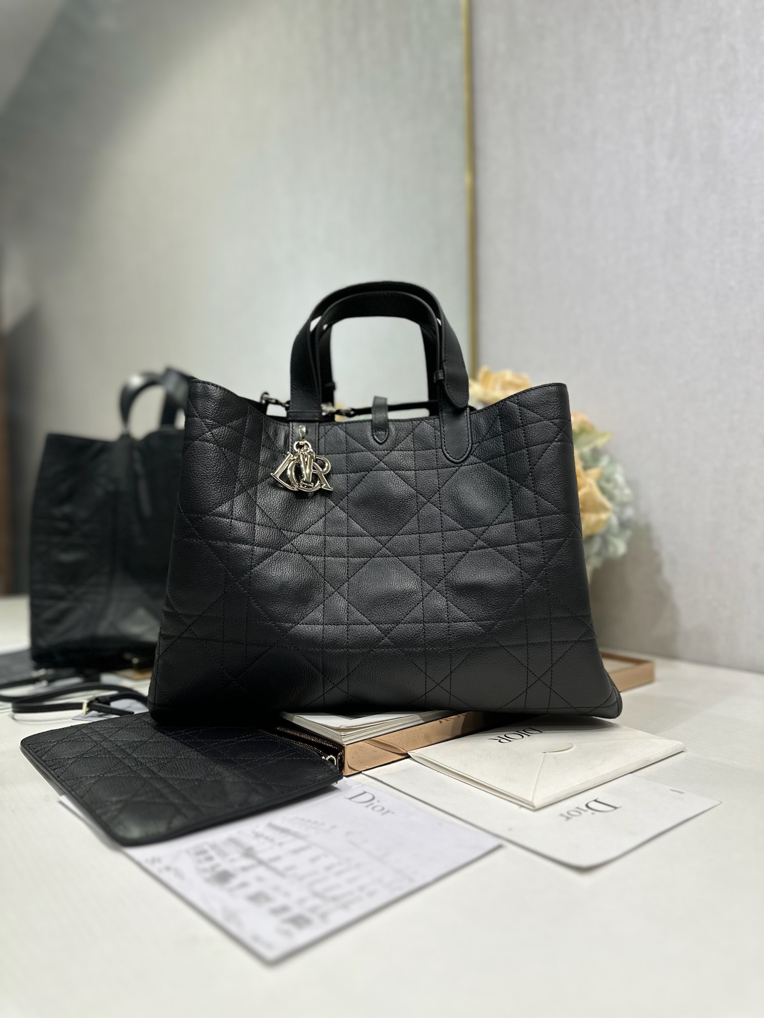 NO:558285,DIOR TOUJOURS handbag [Black Goat Pattern Large] This Dior Toujours handbag made a wonderful debut in the 2023 spring and summer series show. It has a unique casual and practical design. It is carefully made of black pebbled cow leather and decorated with oversized cannage pattern topstitching. The spacious internal compartment is equipped with small bags, which can neatly store various daily necessities. It has a leather lace closure to safely store various items, and there is a CD Lock letter D.  Knob-style closure with adjustable sides for added style. Large style, leather handle with adjustable detail, can be carried by hand or over the shoulder. CD Lock and lace-up closure D.I.O.R. charm Removable interior pouch Adjustable leather handle Dust bag included Model 1188 Dimensions 37 x 20 x   28.5 cm handle length 14 - 29 cm, Dior, dior, dior, cowhide19860909DIOR TOUJOURS 手袋〔黑色山羊纹大号〕 这款 Dior Toujours 手袋于二零二三春夏系列发布秀精彩亮相,休闲实用的设计别具一格.采用黑色荔面牛皮革精心制作,饰以超大藤格纹缉面线,宽敞的内部隔层搭配小袋,可整齐收纳各种日常用品.设有皮革系带开合,可安全收纳各种物品,另有 CD Lock 字母 D 旋钮式开合,可调节两侧,提升格调.大号款式,皮革手柄带有可调节细节,可手提或肩背. CD Lock 和系带开合 D.I.O.R. 吊饰 可拆卸内部小袋 可调节皮革手柄 内含防尘袋 型号1188 尺寸37 x 20 x 28.5 厘米 手柄长度14 - 29 厘米,迪奥,dior,dior,cowhide,Bag