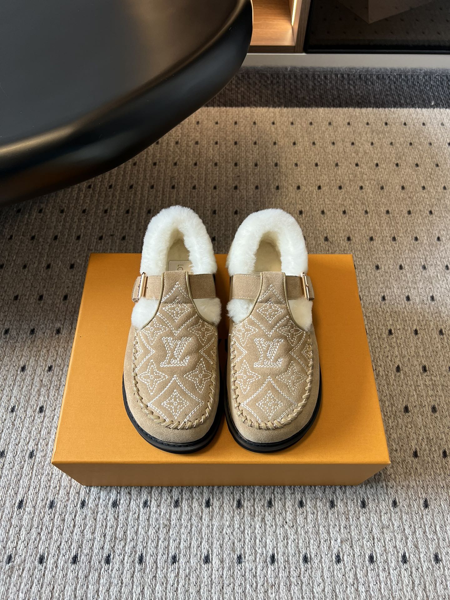 NO:563153,Top-quality Louis Vuitto* presbyopic embroidered plush mules combine retro mule shoe styles with the brand's classic elements. The uppers are embroidered with the iconic LV presbyopic pattern and are designed with metal buckles. They are retro and luxurious, and the plush collar adds a warm and cute atmosphere. Made of suede material, the shoes are filled with plush and have excellent warmth retention. They are suitable for autumn and winter wear. At the same time, the suede material also enhances the texture and high-end feel of the shoes.  Pair it with a retro-style plaid coat or woolen suit to highlight the retro and luxurious feel of the shoes. It is suitable for attending parties or fashion events and showing high-end taste. Pair it with loose sweaters and wide-leg pants to create a casual and comfortable look, suitable for daily outings, coffee shops and other scenes. It is both warm and fashionable. The upper is cow suede, the lining is wool, and the sole is TPU outsole.   Size35-41,loafers,chamois leather,louis vuitton,louis vuitton,loafers,chamois leather19860909顶级品质 Louis Vuitto* 老花刺绣毛绒穆勒鞋 融合了复古穆勒鞋型与品牌经典元素,鞋面上有标志性的LV老花图案刺绣,搭配金属扣带设计,复古中透着奢华感,毛绒鞋口则增添了温暖与可爱气息.采用麂皮材质,鞋内填充毛绒,保暖性出色,适合秋冬季节穿着,同时麂皮材质也提升了鞋子的质感与高级感. 搭配复古风格的格纹大衣或毛呢套装,突出鞋子的复古与奢华感,适合参加派对或时尚活动,尽显高级品味.与宽松的针织衫、阔腿裤搭配,打造休闲舒适的造型,适合日常出街、咖啡探店等场景,既保暖又时尚. 鞋面牛反绒 内里羊毛 鞋底TPU大底 Size35-41码,乐福鞋毛毛鞋,louis vuitton,louis vuitton,loafers,chamois leather,Women's Shoes