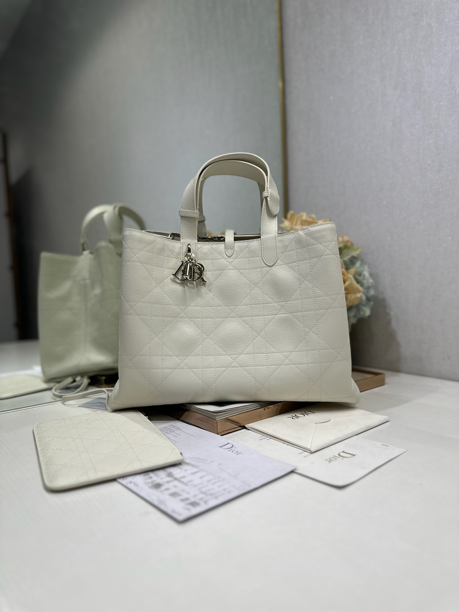 NO:558297,DIOR TOUJOURS Handbag [White Goat Pattern Large] This Dior Toujours handbag made a wonderful debut in the 2023 spring and summer series show. It has a unique casual and practical design. It is carefully made of white pebbled cow leather and decorated with oversized cannage pattern topstitching. The spacious internal compartment is equipped with small bags, which can neatly store various daily necessities. It has a leather lace closure to safely store various items, and there is a CD Lock letter D.  Knob-style closure with adjustable sides for added style. Large style, leather handle with adjustable detail, can be carried by hand or over the shoulder. CD Lock and lace-up closure D.I.O.R. charm Removable interior pouch Adjustable leather handle Dust bag included Model 1188 Dimensions 37 x 20 x   28.5 cm handle length 14 - 29 cm, Dior, dior, dior, cowhide19860909DIOR TOUJOURS 手袋〔白色山羊纹大号〕 这款 Dior Toujours 手袋于二零二三春夏系列发布秀精彩亮相,休闲实用的设计别具一格.采用白色荔面牛皮革精心制作,饰以超大藤格纹缉面线,宽敞的内部隔层搭配小袋,可整齐收纳各种日常用品.设有皮革系带开合,可安全收纳各种物品,另有 CD Lock 字母 D 旋钮式开合,可调节两侧,提升格调.大号款式,皮革手柄带有可调节细节,可手提或肩背. CD Lock 和系带开合 D.I.O.R. 吊饰 可拆卸内部小袋 可调节皮革手柄 内含防尘袋 型号1188 尺寸37 x 20 x 28.5 厘米 手柄长度14 - 29 厘米,迪奥,dior,dior,cowhide,Bag
