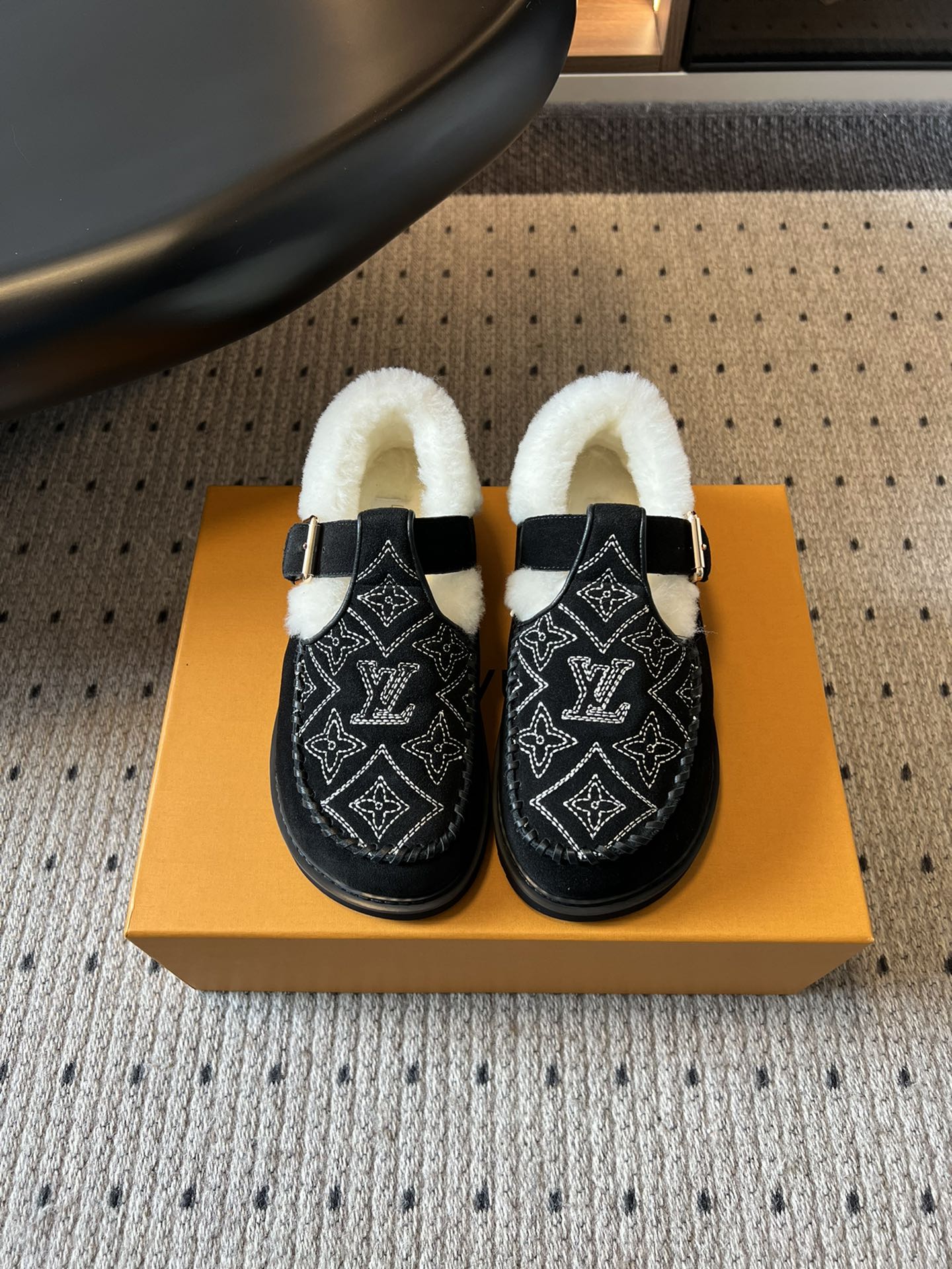 Louis Vuitto* 老花刺绣毛绒穆勒鞋融合了复古穆勒鞋型与品牌经典元素，鞋面上有标志性的LV老花