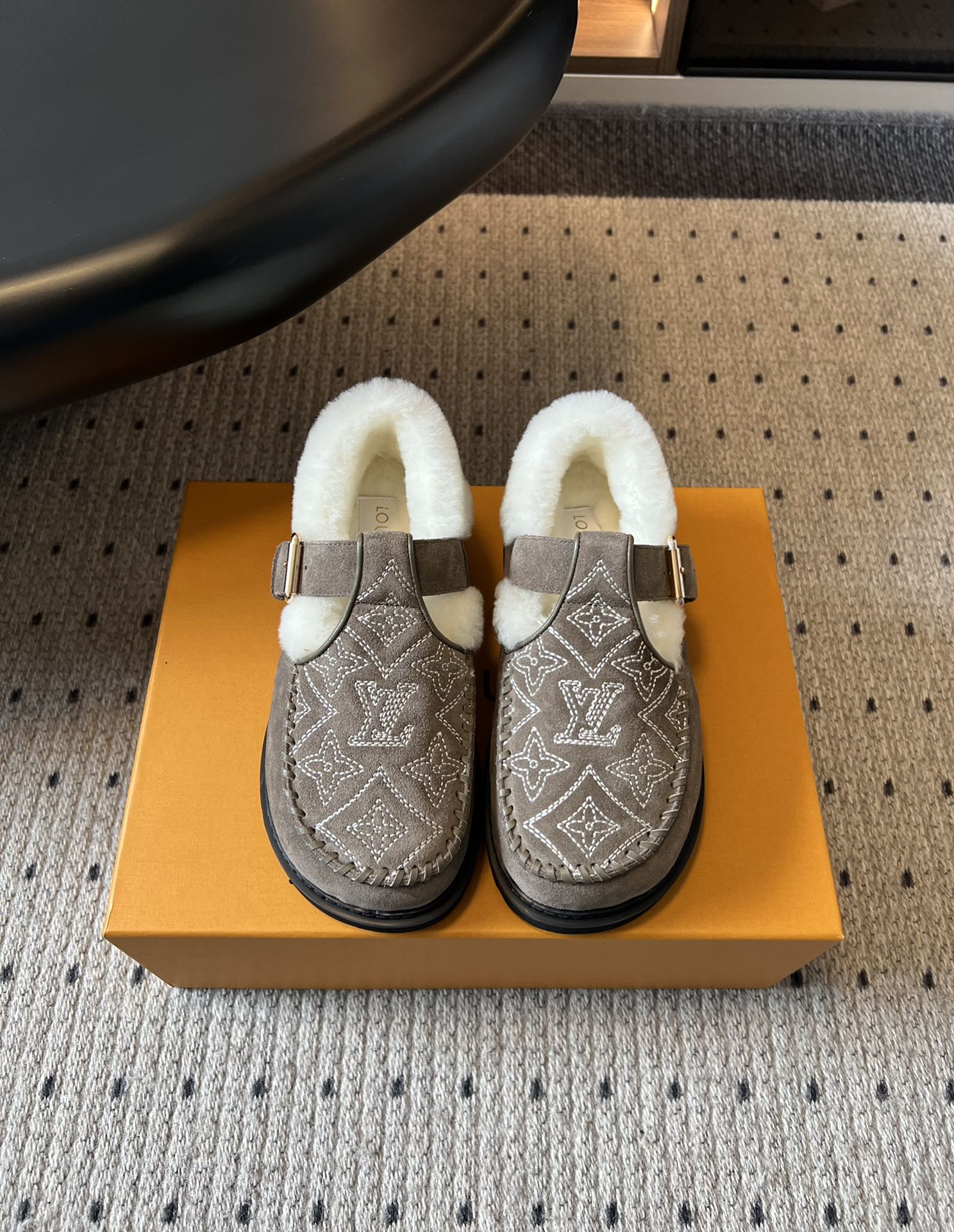 NO:560450,Louis Vuitto* presbyopic embroidered plush mules combine retro mule shoe styles with the brand's classic elements. The upper is embroidered with the iconic LV presbyopic pattern, and is designed with a metal buckle. It has a retro feel of luxury, and the plush collar adds a warm and cute atmosphere. Made of suede material, the shoe is filled with plush and has excellent warmth retention. It is suitable for autumn and winter wear. At the same time, the suede material also enhances the texture and high-end feel of the shoe.  Pair it with a retro-style plaid coat or woolen suit to highlight the retro and luxurious feel of the shoes. It is suitable for attending parties or fashion events and showing high-end taste. Pair it with loose sweaters and wide-leg pants to create a casual and comfortable look, suitable for daily outings, coffee shops and other scenes. It is both warm and fashionable. The upper is cow suede, the lining is wool, and the sole is TPU outsole.   Size35-41,loafers,chamois leather,louis vuitton,louis vuitton,loafers,chamois leather19860909Louis Vuitto* 老花刺绣毛绒穆勒鞋 融合了复古穆勒鞋型与品牌经典元素,鞋面上有标志性的LV老花图案刺绣,搭配金属扣带设计,复古中透着奢华感,毛绒鞋口则增添了温暖与可爱气息.采用麂皮材质,鞋内填充毛绒,保暖性出色,适合秋冬季节穿着,同时麂皮材质也提升了鞋子的质感与高级感. 搭配复古风格的格纹大衣或毛呢套装,突出鞋子的复古与奢华感,适合参加派对或时尚活动,尽显高级品味.与宽松的针织衫、阔腿裤搭配,打造休闲舒适的造型,适合日常出街、咖啡探店等场景,既保暖又时尚. 鞋面牛反绒 内里羊毛 鞋底TPU大底 Size35-41码,乐福鞋毛毛鞋,louis vuitton,louis vuitton,loafers,chamois leather,Women's Shoes