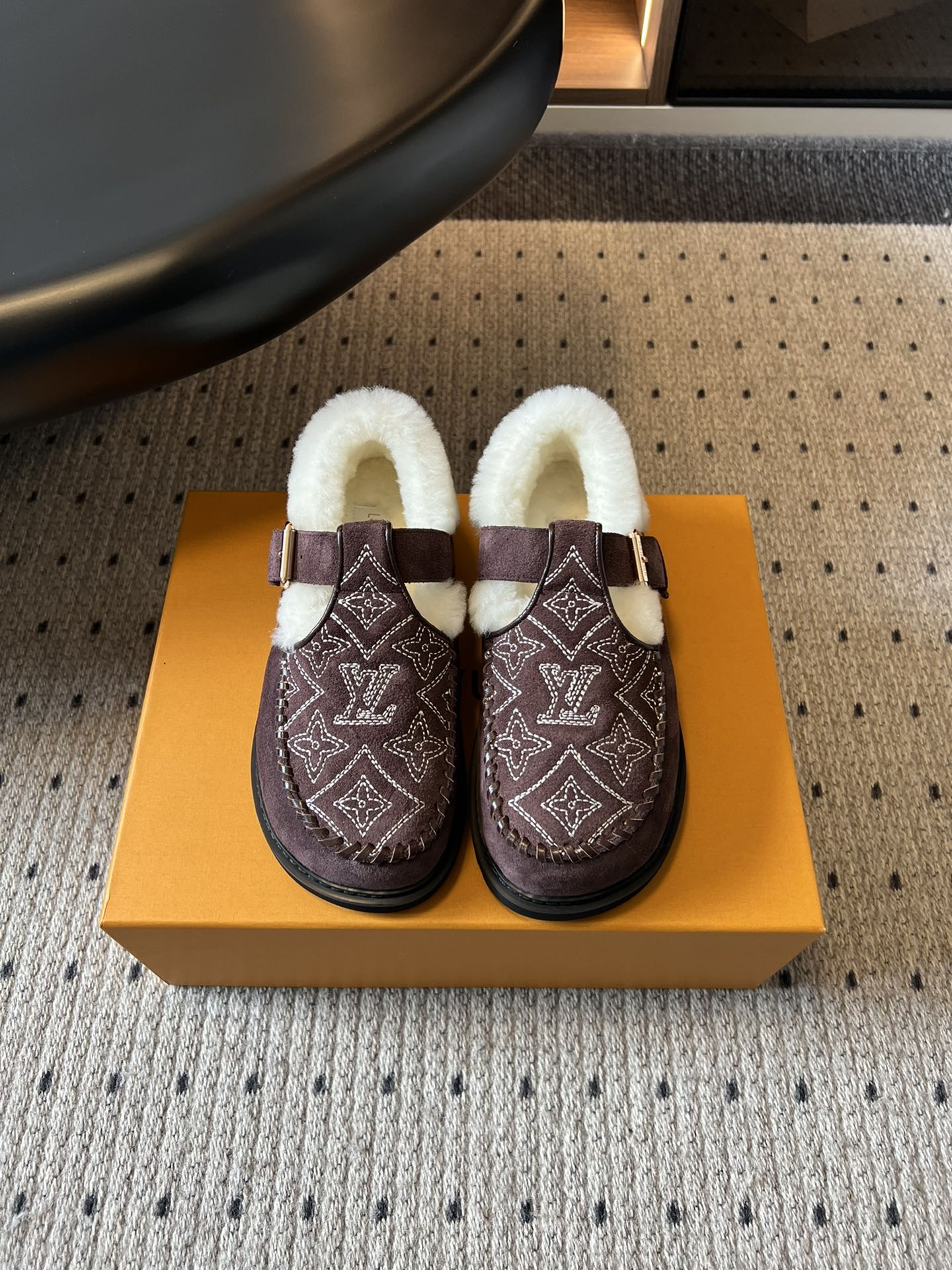 NO:560673,Louis Vuitto* presbyopic embroidered plush mules combine retro mule shoe styles with the brand's classic elements. The upper is embroidered with the iconic LV presbyopic pattern, and is designed with a metal buckle. It has a retro feel of luxury, and the plush collar adds a warm and cute atmosphere. Made of suede material, the shoe is filled with plush and has excellent warmth retention. It is suitable for autumn and winter wear. At the same time, the suede material also enhances the texture and high-end feel of the shoe.  Pair it with a retro-style plaid coat or woolen suit to highlight the retro and luxurious feel of the shoes. It is suitable for attending parties or fashion events and showing high-end taste. Pair it with loose sweaters and wide-leg pants to create a casual and comfortable look, suitable for daily outings, coffee shops and other scenes. It is both warm and fashionable. The upper is cow suede, the lining is wool, and the sole is TPU outsole.   Size35-41,loafers,chamois leather,louis vuitton,louis vuitton,loafers,chamois leather19860909Louis Vuitto* 老花刺绣毛绒穆勒鞋 融合了复古穆勒鞋型与品牌经典元素,鞋面上有标志性的LV老花图案刺绣,搭配金属扣带设计,复古中透着奢华感,毛绒鞋口则增添了温暖与可爱气息.采用麂皮材质,鞋内填充毛绒,保暖性出色,适合秋冬季节穿着,同时麂皮材质也提升了鞋子的质感与高级感. 搭配复古风格的格纹大衣或毛呢套装,突出鞋子的复古与奢华感,适合参加派对或时尚活动,尽显高级品味.与宽松的针织衫、阔腿裤搭配,打造休闲舒适的造型,适合日常出街、咖啡探店等场景,既保暖又时尚. 鞋面牛反绒 内里羊毛 鞋底TPU大底 Size35-41码,乐福鞋毛毛鞋,louis vuitton,louis vuitton,loafers,chamois leather,Women's Shoes