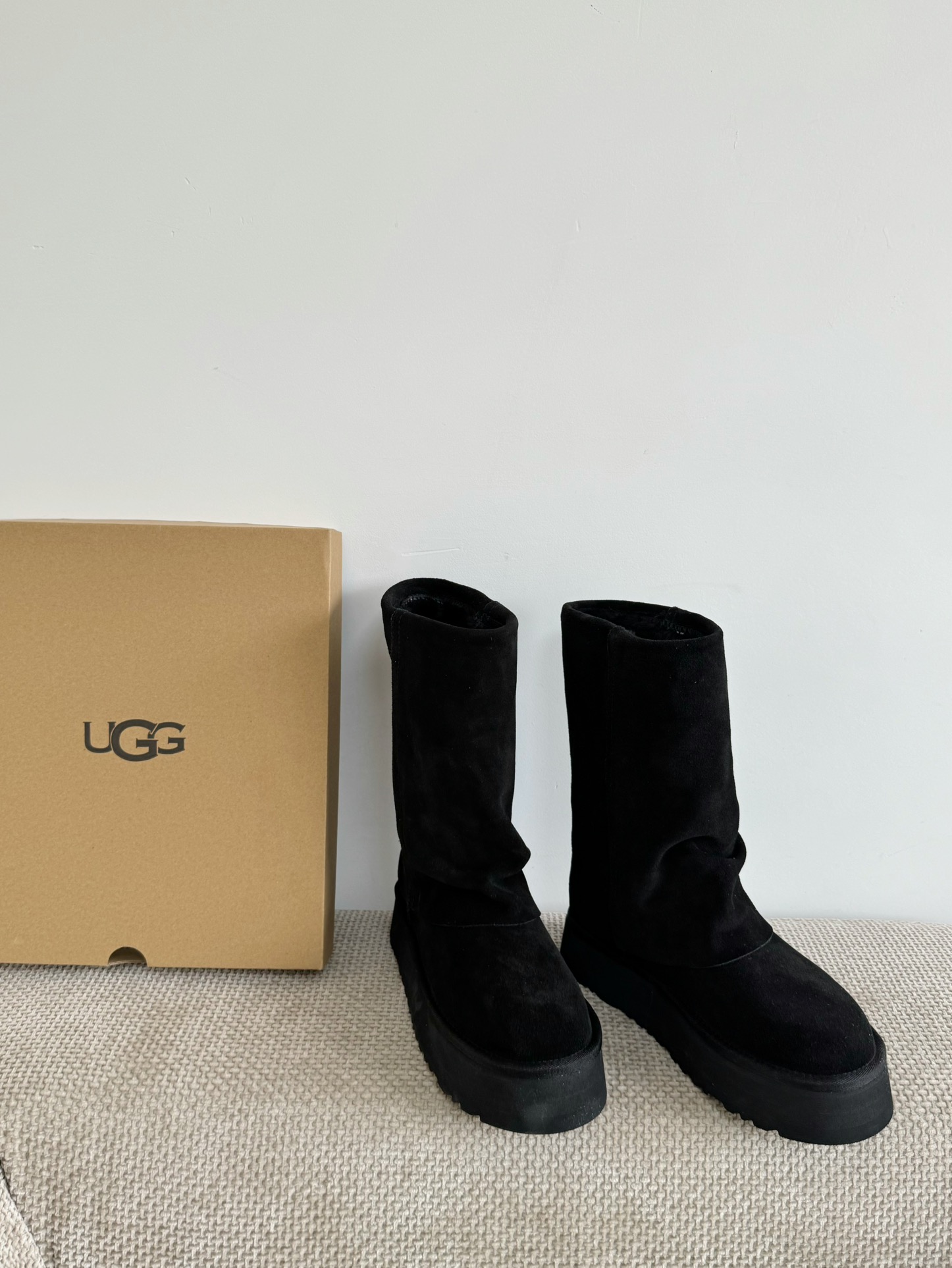 🔥Ugg宁艺卓同款雪地靴，时尚与保暖完美融合，靴筒折叠牛皮，内里全羊毛，组合大底，增高又显时尚，中低两个