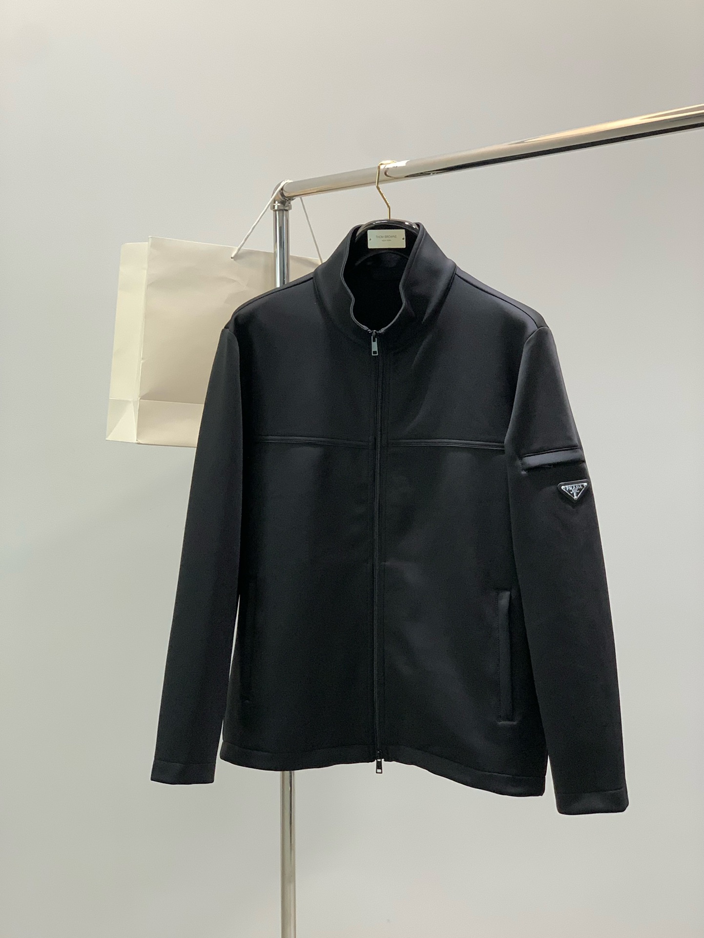 NO:725653,Years later, clothes, top Prada stand-up zipper jacket, original high-end goods, luxurious atmosphere, regular slim fit sports business design... The fly zipper, versatile style. Imported fabric, comfortable, breathable and warm, the fabric is slightly stretchy, basic template, exquisite workmanship, the real thing is really good, the upper body experience is great, high-end customers should not miss it. Size M-2XL  Size chart M Bust 114 Shoulder width 46 Sleeve length 61 Dress length 68 L Bust 118 Shoulder width 48 Sleeve length 62 Dress length 70 XL Bust 122 Shoulder width 50 Sleeve length 63 Dress length 71 219860909年后,衣服,顶尖 普拉达 立领拉链外套,原汁原味高端货,奢华大气 常规修身版运动商务设计…..门襟拉链,不挑人百搭风格.进口面料,舒适透气兼顾保暖效果,面料略微带弹力,基础型板,做工考究,实物真心好,上身体验感非常棒,高端客群别错过 尺码M-2XL 尺码表M胸围114肩宽46袖长61衣长68 L胸围118肩宽48袖长62衣长70 XL胸围122肩宽50袖长63衣长71 2XL胸围126肩宽51袖长64衣长73,,prada,jackets & coats,,Men's clothing