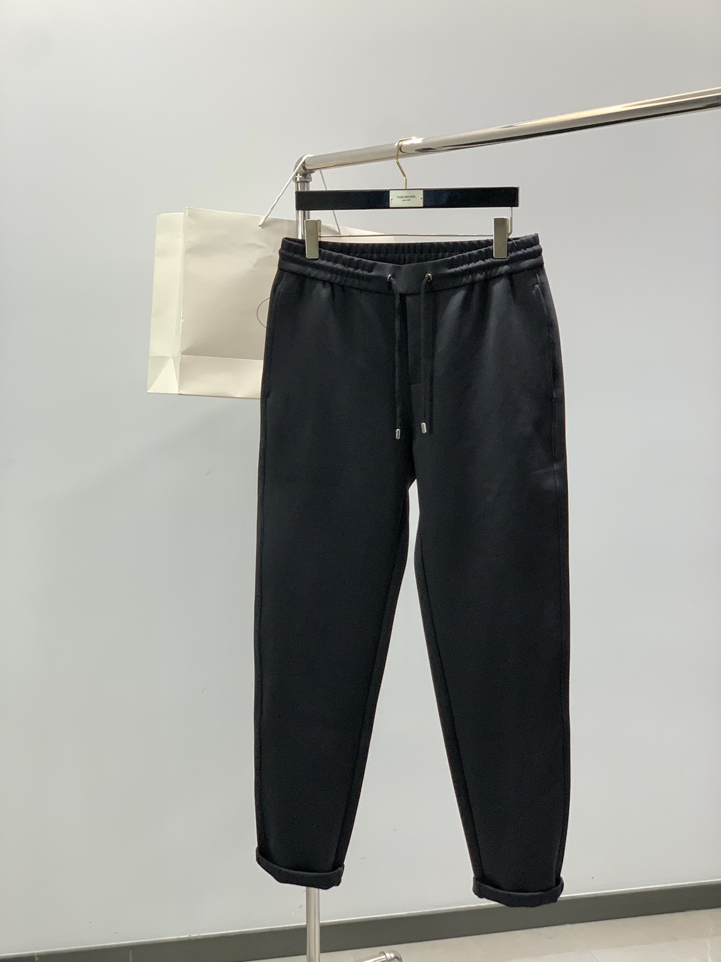 NO:726683,Years later, trousers, Prada triangle logo casual trousers, a fashion series, unique design, drawstring casual trousers, began to be dyed and spun. A large domestic factory exported to Japan and supplied fabrics from several top brands. It feels soft and waxy, quite wide and stylish, and solves the problem of discoloration after washing. The pants are neat and elegant, and sizes 30-36 do not have 35, prada,19860909年后,裤子,普拉达三角标休闲裤 时尚系列,独特设计,抽绳休闲长裤 订纱开始订染和订纺. 国内某大厂出口日本 和供应几大顶级品牌的面料. 手感软糯 , 挺阔有型 , 解决 , 洗涤变色的问题. 裤型利落大气 , 尺码30-36无35,,prada,,Men's clothing