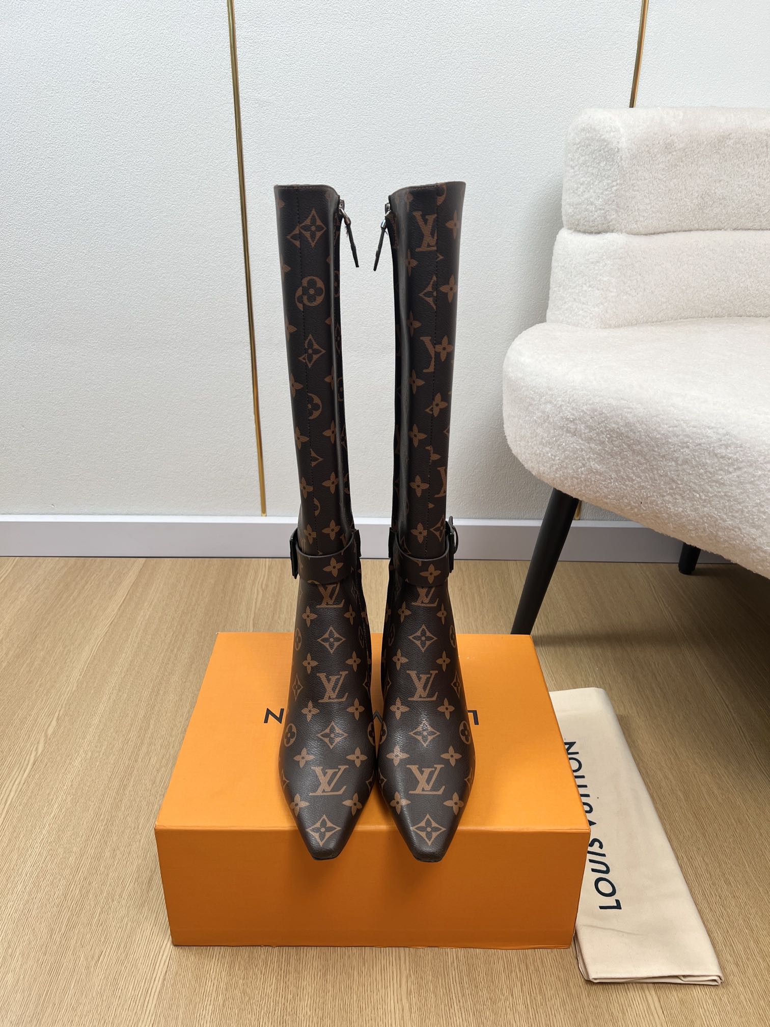 NO:560941,Louis Vuitton Louis Vuitton | L's new autumn and winter products. The latest small square toe belt buckle boots series can be easily worn on any outfit. The design is simple and the diversified basic models are not seemingly simple, but in fact add many tedious and necessary details. It is a very cute outfit whether at home or out. [Seduce] Thick sole, full toe, wide design, very very comfortable, both sporty and casual business& Upper Customized open-edge beaded cowhide/presbyopia/denim lining  Imported sheepskin outsole Original Italian leather outsole Heel height 5cm Size number 34-41 (34.40.41 customization is not returnable) Open edge beads 560, boots, louis vuitton, louis vuitton, louis   vuitton,boots,cowhide,sheepskin,leather soles19860909Louis Vuitton 路易威登 |  L家秋冬新品 专柜最新小方头皮带扣长靴系列 上脚轻松驾驭任何服饰.设计简约、选择多样化的基础款,而非看似简单,实则添加许多繁琐必要的细节.无论是居家还是外出都是非常可爱的穿搭[勾引]厚底,鞋头饱满,宽版设计,非常非常舒适,既运动,又可以休闲商务& 鞋面 定制开边珠牛皮/老花/牛仔布 内里 进口羊皮 大底 原版意大利真皮大底 跟高 5cm 码数 34-41（34.40.41定制不退换）  开边珠560,靴子,louis vuitton,louis vuitton,louis vuitton,boots,cowhide,sheepskin,Leather soles,Women's Shoes