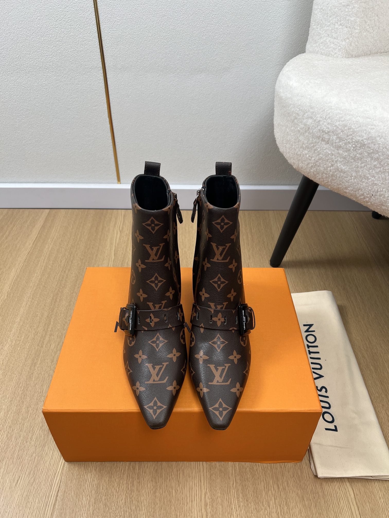 NO:560944,Louis Vuitton Louis Vuitton | L's new autumn and winter products. The latest series of small square toe belt buckle short boots are easy to wear on the feet. The design is simple and the basic styles are diverse. Instead of appearing simple, they actually add many tedious and necessary details. It is a very cute outfit whether at home or out. [Seduce] Thick sole, full toe, wide design, very very comfortable, both sporty and casual business& Upper Customized open-edge beaded cowhide/presbyopia/denim lining  Imported sheepskin outsole Original Italian leather outsole Heel height 5cm Size number 34-41 (34.40.41 customization is not returnable) Open edge beads 430, boots, louis vuitton, louis vuitton, louis   vuitton,boots,cowhide,sheepskin,leather soles19860909Louis Vuitton 路易威登 |  L家秋冬新品 专柜最新小方头皮带扣短靴系列 上脚轻松驾驭任何服饰.设计简约、选择多样化的基础款,而非看似简单,实则添加许多繁琐必要的细节.无论是居家还是外出都是非常可爱的穿搭[勾引]厚底,鞋头饱满,宽版设计,非常非常舒适,既运动,又可以休闲商务& 鞋面 定制开边珠牛皮/老花/牛仔布 内里 进口羊皮 大底 原版意大利真皮大底 跟高 5cm 码数 34-41（34.40.41定制不退换）  开边珠430,靴子,louis vuitton,louis vuitton,louis vuitton,boots,cowhide,sheepskin,Leather soles,Women's Shoes