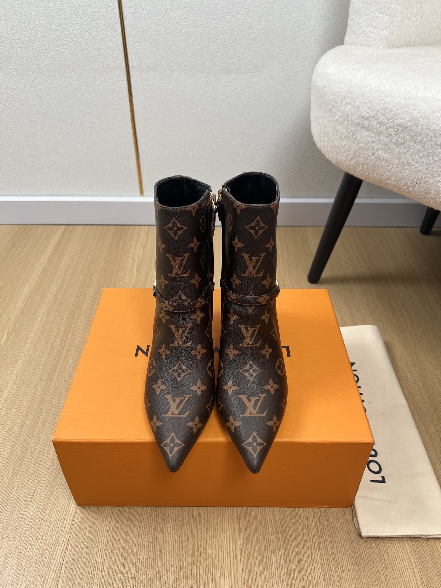 NO:560948,Louis Vuitton Louis Vuitton | L's new autumn and winter products The latest series of kitten heel pointed toe long short boots in the counter are easy to wear on any outfit. The design is simple and the diversified basic models are not seemingly simple, but in fact add many tedious and necessary details. It is a very cute outfit whether at home or out. [Seduce] Thick sole, full toe, wide design, very, very comfortable, both sporty and casual business& Upper Customized calfskin/presbyopia/denim lining  Imported sheepskin outsole Original Italian leather outsole Heel height 5.5cm Size 34-41 (customized on 34.40.41 non-refundable) Short boots Long boots 540, boots, louis vuitton, louis vuitton, louis   vuitton,boots,cowhide,sheepskin,leather soles19860909Louis Vuitton 路易威登 |  L家秋冬新品 专柜最新小猫跟尖头长短靴系列 上脚轻松驾驭任何服饰.设计简约、选择多样化的基础款,而非看似简单,实则添加许多繁琐必要的细节.无论是居家还是外出都是非常可爱的穿搭[勾引]厚底,鞋头饱满,宽版设计,非常非常舒适,既运动,又可以休闲商务& 鞋面 定制小牛皮/老花/牛仔布 内里 进口羊皮 大底 原版意大利真皮大底 跟高 5.5cm 码数 34-41（34.40.41定制不退换） 短靴 长靴540,靴子,louis vuitton,louis vuitton,louis vuitton,boots,cowhide,sheepskin,Leather soles,Women's Shoes