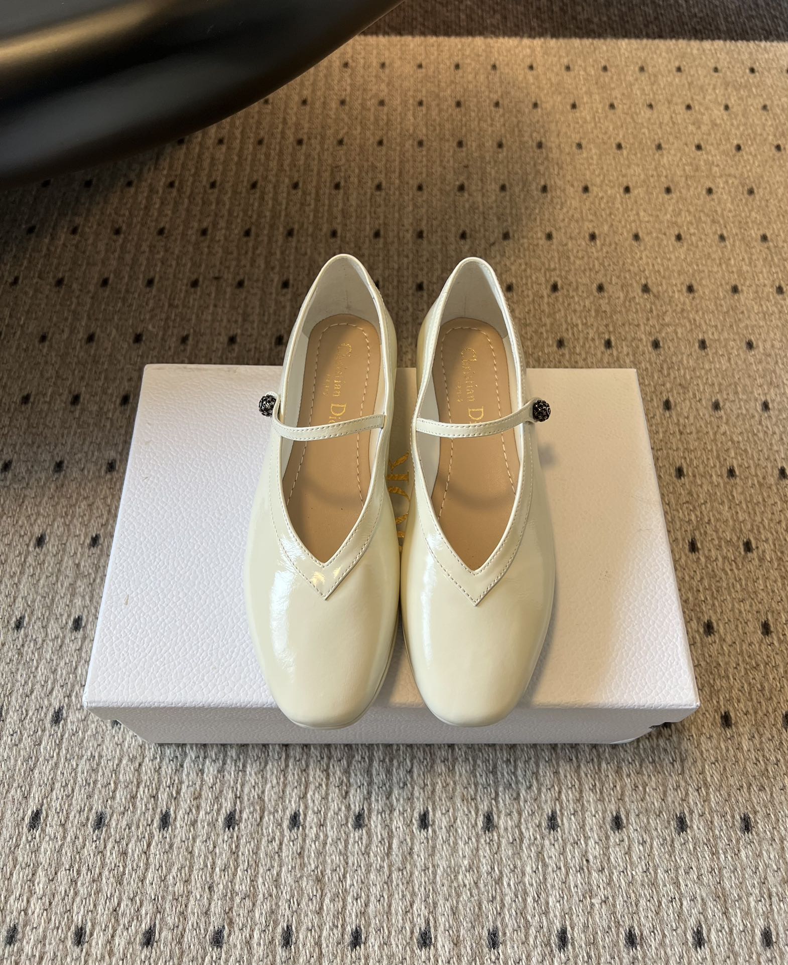 NO:563080,Top quality Dior 25ss autumn and winter new V ballet shoes This Dior New Ballet ballet shoe is a new product in the 2025 autumn and winter ready-to-wear series, highlighting the fashion sense. The black pleated patent leather calf leather style, almond-shaped toe and neatly cut upper design highlight individual style. The ribbon is embellished with a carefully carved silver-finished metal bead decorated with the CD logo, which is inspired by the classic Dior Tribales  Earrings. Soft and comfortable style, with padded leather insole, adding an elegant finishing touch to casual looks. Original custom-made wrinkled patent cowhide leather/velvet upper. Grade A sheepskin lining. Padded cowhide leather insole. Stretch leather strap with decorative CD. Metal beads. Original gum sole | Decorated with Christian Dior lucky star symbol.   size35-36-37-38-39-40,ballet shoes,balenciaga,dior,earrings,cowhide,sheepskin19860909顶级品质 Dior 25ss秋冬新品V芭蕾舞鞋 这款 Dior New Ballet 芭蕾鞋是二零二五秋冬成衣系列新品,彰显时尚感.黑色褶皱漆皮牛皮革款式,杏仁形鞋头和利落剪裁的鞋面设计彰显个性风格,饰带上点缀以一颗精心雕刻的饰以 CD 标志的银色饰面金属珠饰,其灵感来自经典的 Dior Tribales 耳环.款式柔软舒适,搭配加垫皮革内底,可为休闲造型增添优雅的点睛之笔 鞋面原版定制皱漆牛皮/丝绒 里衬A级羊皮 加垫牛皮革内底 弹力皮革饰带搭配装饰性 CD 金属珠饰 原版胶质鞋底｜饰以Christian Dior幸运星符号 size35-36-37-38-39-40,芭蕾舞鞋,balenciaga,dior,earrings,cowhide,sheepskin,Women's Shoes