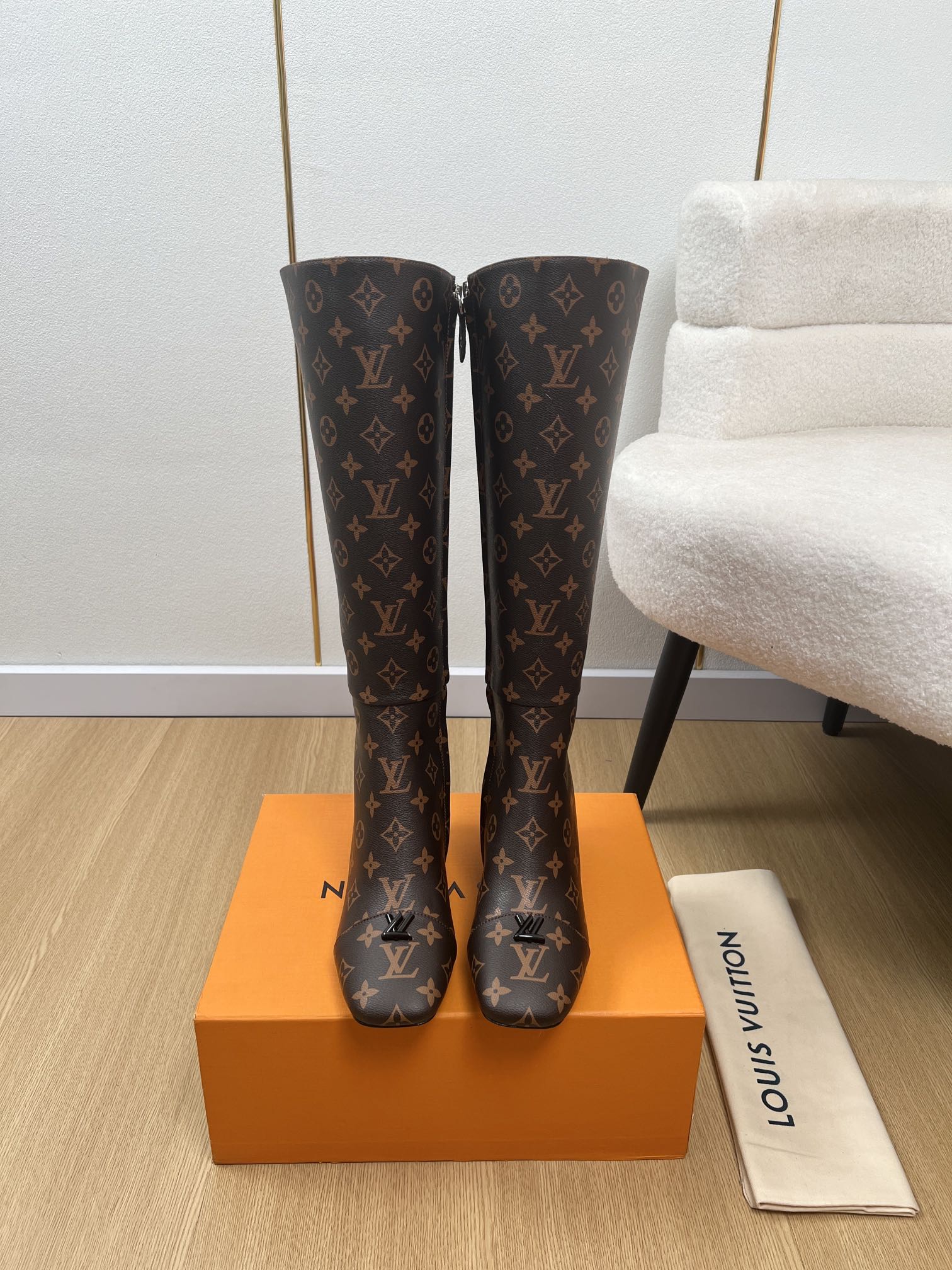 NO:560952,Louis Vuitton Louis Vuitton | L's new autumn and winter products. The latest V-shaped hollow square-heeled boots series are easy to wear on any outfit. The design is simple and the diversified basic models are not seemingly simple, but in fact add many tedious and necessary details. It is a very cute outfit whether at home or out. [Seduce] Thick sole, full toe, wide design, very very comfortable, both sporty and casual business& Upper Customized calfskin/presbyopia/denim lining  Imported sheepskin outsole Original Italian genuine leather outsole Heel height 5.5cm/9cm Size 34-41 (34.40.41 customized non-refundable) Medium heel High heel 540, boots, louis vuitton, louis vuitton, louis   vuitton,boots,cowhide,sheepskin,leather soles19860909Louis Vuitton 路易威登 |  L家秋冬新品 专柜最新V型镂空方跟长靴系列 上脚轻松驾驭任何服饰.设计简约、选择多样化的基础款,而非看似简单,实则添加许多繁琐必要的细节.无论是居家还是外出都是非常可爱的穿搭[勾引]厚底,鞋头饱满,宽版设计,非常非常舒适,既运动,又可以休闲商务& 鞋面 定制小牛皮/老花/牛仔布 内里 进口羊皮 大底 原版意大利真皮大底 跟高 5.5cm/9cm 码数 34-41（34.40.41定制不退换） 中跟 高跟540,靴子,louis vuitton,louis vuitton,louis vuitton,boots,cowhide,sheepskin,Leather soles,Women's Shoes