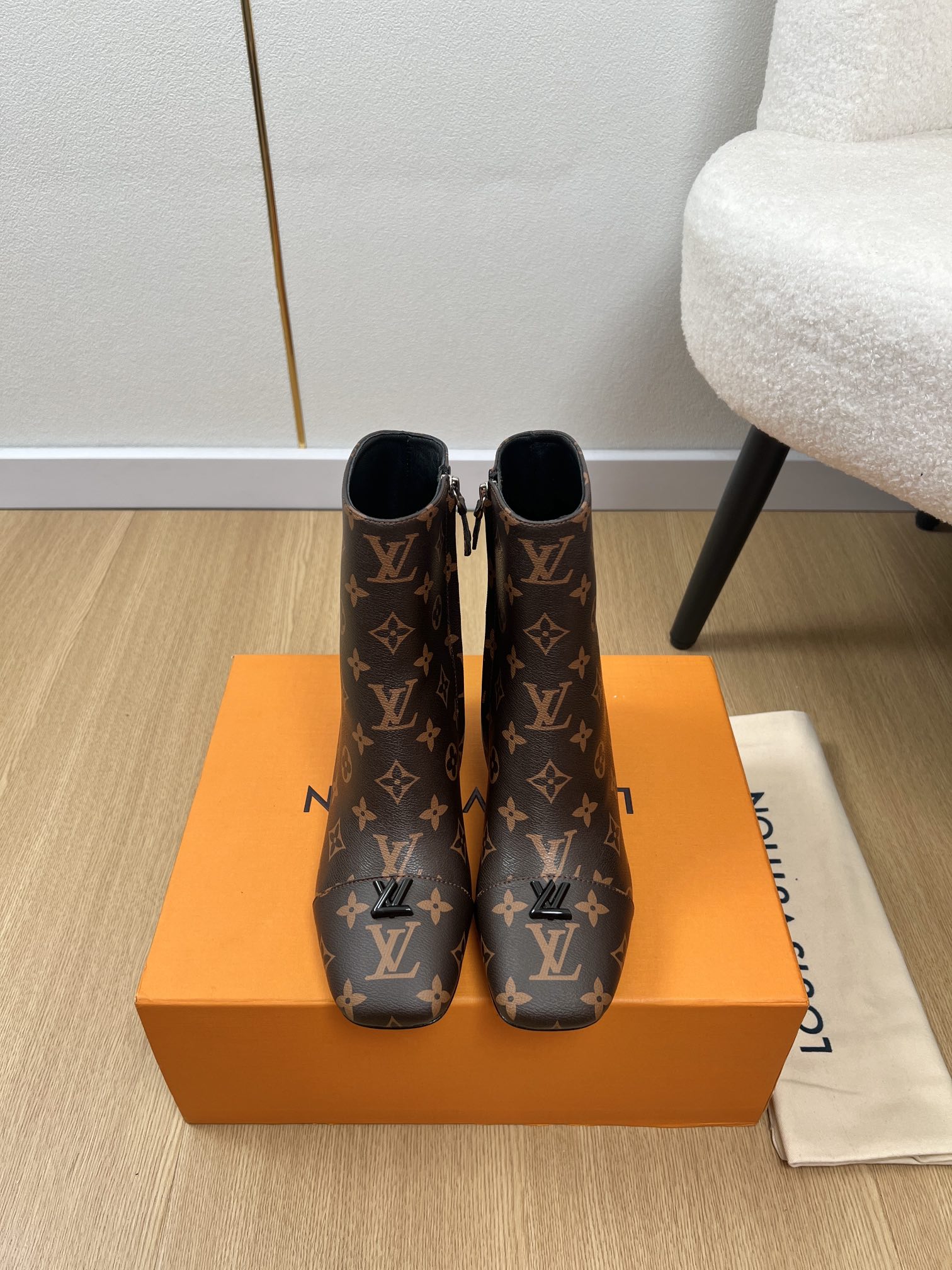 NO:560956,Louis Vuitton Louis Vuitton | L's new autumn and winter products. The latest V-shaped hollow square-heeled short boots series are easy to wear on any outfit. The design is simple and the diversified basic models are not seemingly simple, but in fact add many tedious and necessary details. It is a very cute outfit whether at home or out. [Seduce] Thick sole, full toe, wide design, very very comfortable, both sporty and casual business& Upper Customized calfskin/presbyopia/denim lining  Imported sheepskin outsole Original Italian leather outsole Heel height 5.5cm/9cm Size 34-41 (34.40.41 customization is not returnable) Medium heel High heel 400, boots, louis vuitton, louis vuitton, louis   vuitton,boots,cowhide,sheepskin,leather soles19860909Louis Vuitton 路易威登 |  L家秋冬新品 专柜最新V型镂空方跟短靴系列 上脚轻松驾驭任何服饰.设计简约、选择多样化的基础款,而非看似简单,实则添加许多繁琐必要的细节.无论是居家还是外出都是非常可爱的穿搭[勾引]厚底,鞋头饱满,宽版设计,非常非常舒适,既运动,又可以休闲商务& 鞋面 定制小牛皮/老花/牛仔布 内里 进口羊皮 大底 原版意大利真皮大底 跟高 5.5cm/9cm 码数 34-41（34.40.41定制不退换） 中跟 高跟400,靴子,louis vuitton,louis vuitton,louis vuitton,boots,cowhide,sheepskin,Leather soles,Women's Shoes