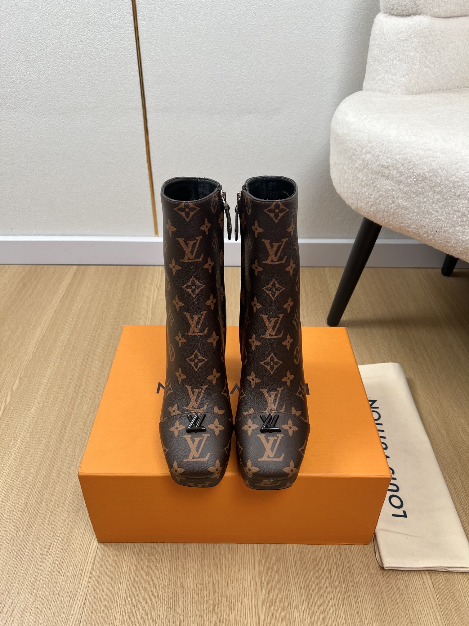NO:560959,Louis Vuitton Louis Vuitton | 2025 L Home 2025 Autumn and Winter New Products The latest V-shaped hollow square heel high-heeled platform short boots series in the counter can be easily worn on any outfit. The design is simple and the diversified basic models are not seemingly simple, but in fact add many tedious and necessary details. It is a very cute outfit whether at home or out. [Seduce] Thick sole, full toe, wide design, very comfortable, both sporty and casual business & upper  Customized calfskin/presbyopia/denim lining, imported sheepskin outsole, original Italian leather outsole, heel height 11cm, front platform 2.5cm, size 34-41 (34.40.41 customized, non-refundable), boots, louis vuitton, louis vuitton, louis   vuitton,boots,cowhide,sheepskin,leather soles19860909Louis Vuitton 路易威登 | 2025 L家2025秋冬新品 专柜最新V型镂空方跟高跟防水台短靴系列 上脚轻松驾驭任何服饰.设计简约、选择多样化的基础款,而非看似简单,实则添加许多繁琐必要的细节.无论是居家还是外出都是非常可爱的穿搭[勾引]厚底,鞋头饱满,宽版设计,非常非常舒适,既运动,又可以休闲商务& 鞋面 定制小牛皮/老花/牛仔布 内里 进口羊皮 大底 原版意大利真皮大底 跟高 11cm前水台2.5cm 码数 34-41（34.40.41定制不退换）,靴子,louis vuitton,louis vuitton,louis vuitton,boots,cowhide,sheepskin,Leather soles,Women's Shoes