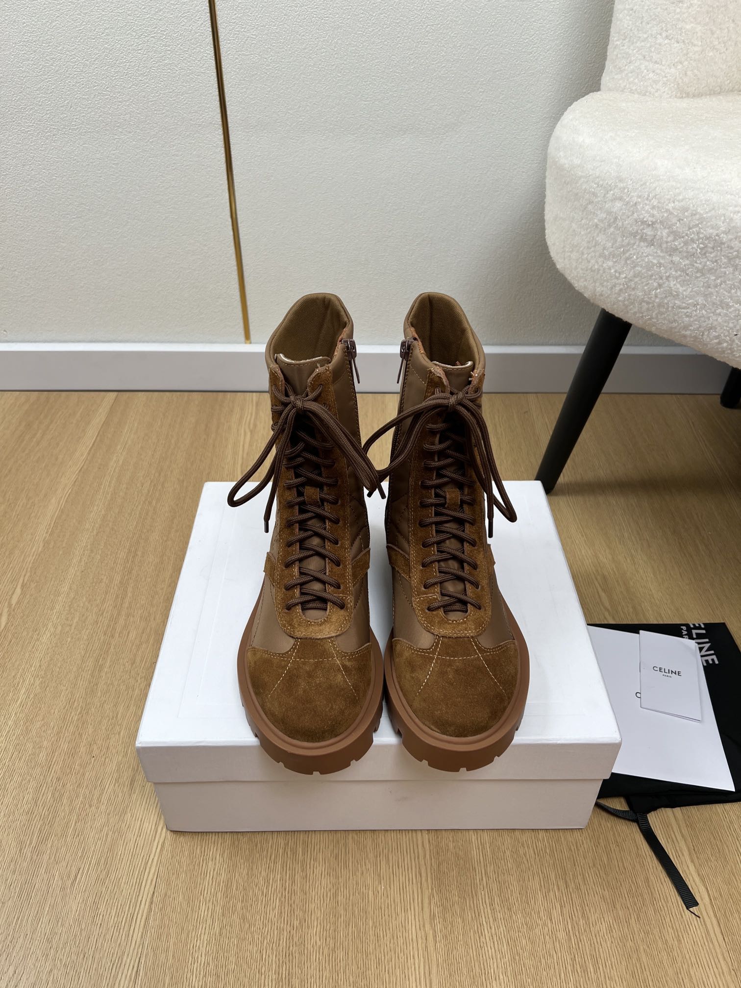 NO:560928,Celine*Celine | 2025 2025 Autumn and Winter New Products The latest lace-up short boots Martin boots series in the counter Upper Original customized cow suede + special nylon waterproof cloth Lining Customized cowhide lining + breathable mesh Outsole Original molded outsole Heel height 3.5cm Size 35-41 (40.41 customized non-refundable), boots, celine, celine, boots, cowhide19860909Celine*赛琳 | 2025 2025秋冬新品 专柜最新款绑带短靴马丁靴系列 鞋面 原版定制牛反绒+特殊尼龙防水布面 内里 定制牛皮里+透气网 大底 原版开模大底 跟高3.5cm 码数 35-41（40.41定制不退换）,靴子,celine,celine,boots,cowhide,Women's Shoes