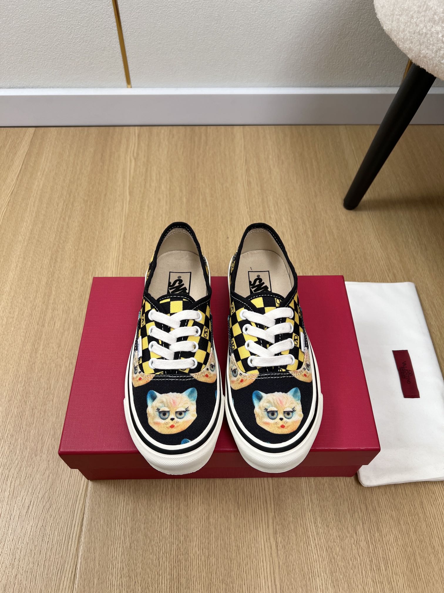 NO:560938,Couple style Valentino X Vans joint model Valentino  Original custom chessboard printed canvas upper, canvas lining, original molded outsole, heel height 3.5cm, size female 35-42, male 39-46 (female 41.42, male 45.46 customized), casual shoes/sports shoes, valentino, valentino, sneakers19860909情侣款Valentino X Vans联名款 华伦天奴X万斯 | V家早秋新品 专柜最新爆款休闲运动鞋系列 原版购入开发做货本款VT华伦合作款休闲运动鞋,风格简约而不失格调,纯净白色基底搭配清新绿与柔和米色,独特的印花设计彰显个性.每一处细节都诉说着时尚与品质,穿上它,踏出自信步伐,开启潮流之旅 ！ 鞋面原版定制棋盘印花帆布 内里帆布 大底原版开模组合大底 跟高3.5cm 码数女35-42男39-46（女41.42男45.46定制）,休闲鞋/运动鞋,valentino,valentino,sneakers,Women's Shoes