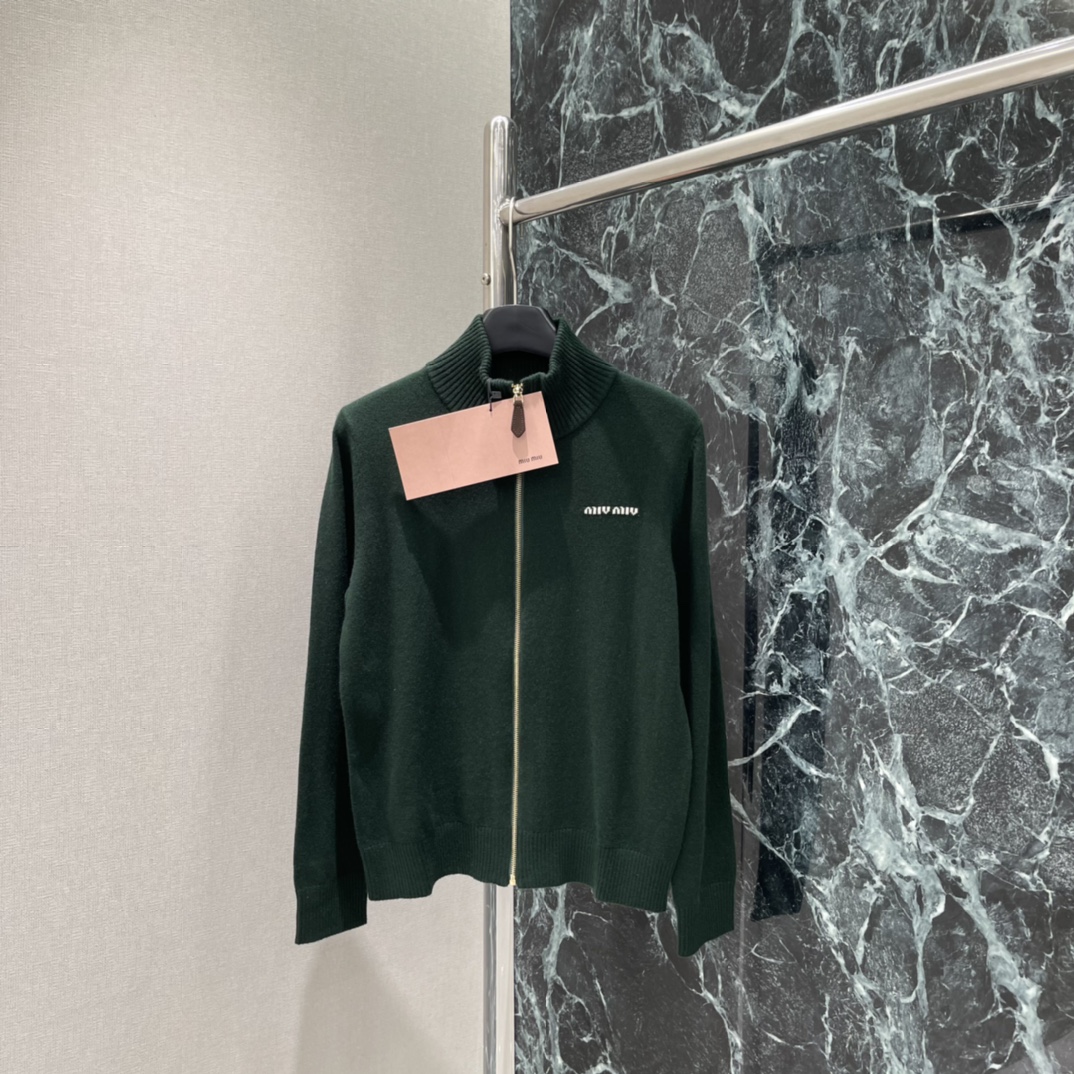 Miu 25 autumn-winter knitted cardigan with stand-up collar, fine texture, ribbed trim, elbow suede patches. Retro academic style, warm, versatile for daily wear. Sizes S,M,L.-Big cat