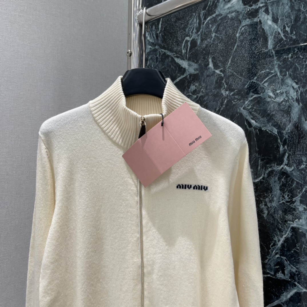 Miu 25 autumn-winter knitted cardigan with stand-up collar, fine texture, ribbed trim, elbow suede patches. Retro academic style, warm, versatile for daily wear. Sizes S,M,L.-Big cat