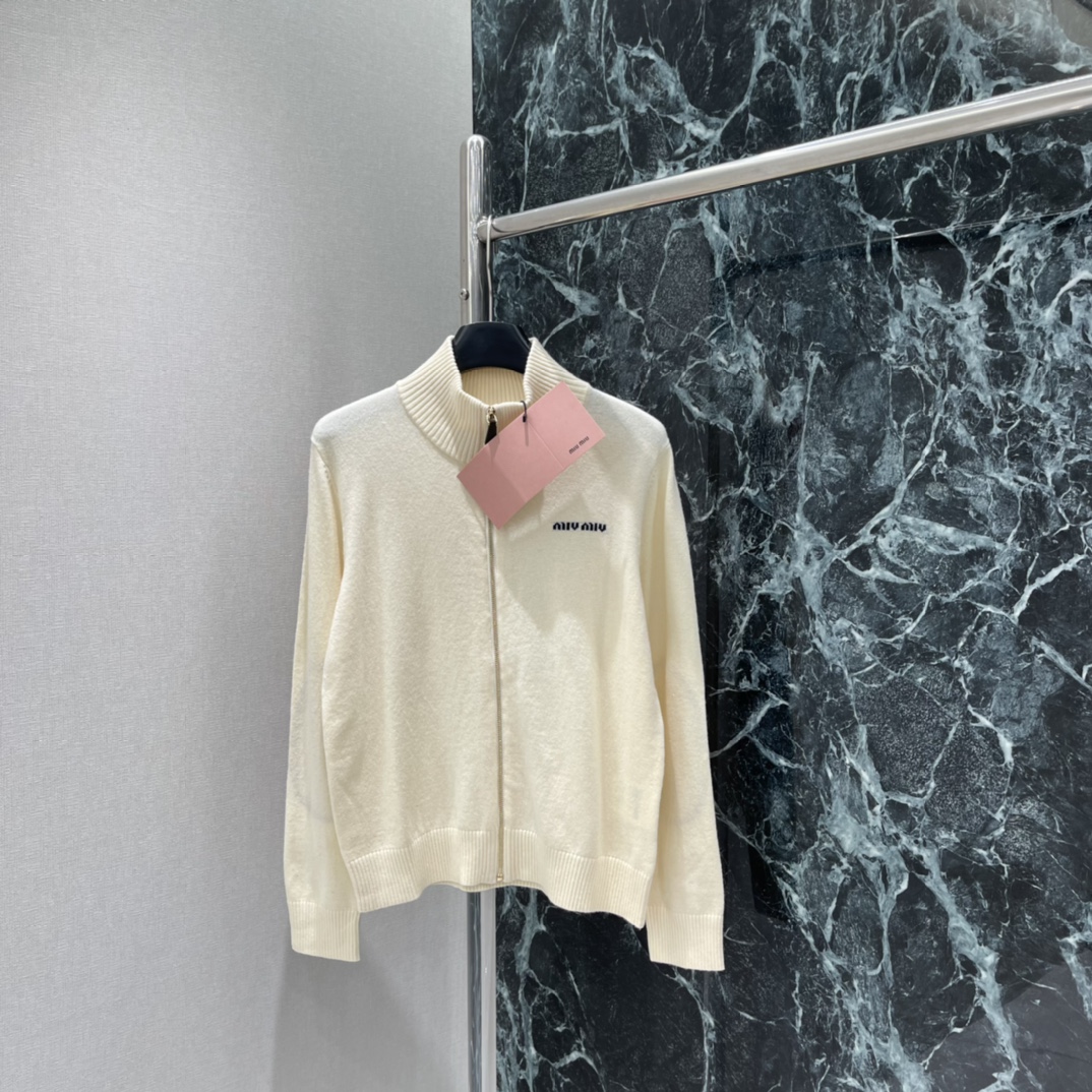 Miu 25 autumn-winter knitted cardigan with stand-up collar, fine texture, ribbed trim, elbow suede patches. Retro academic style, warm, versatile for daily wear. Sizes S,M,L.-Big cat